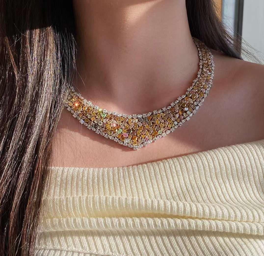 Moderne Collier de diamants de couleur naturelle, tailles mixtes en or massif 18K en vente