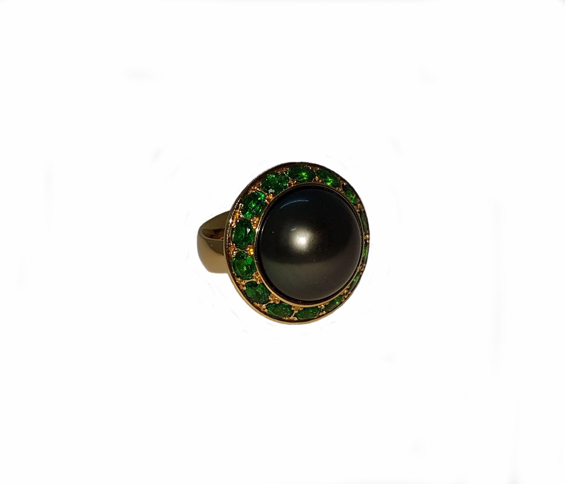 Natural Colored Tahitian Pearl Tsavorite 3.11 Carat Yellow Gold Ring In New Condition For Sale In Berlin, DE