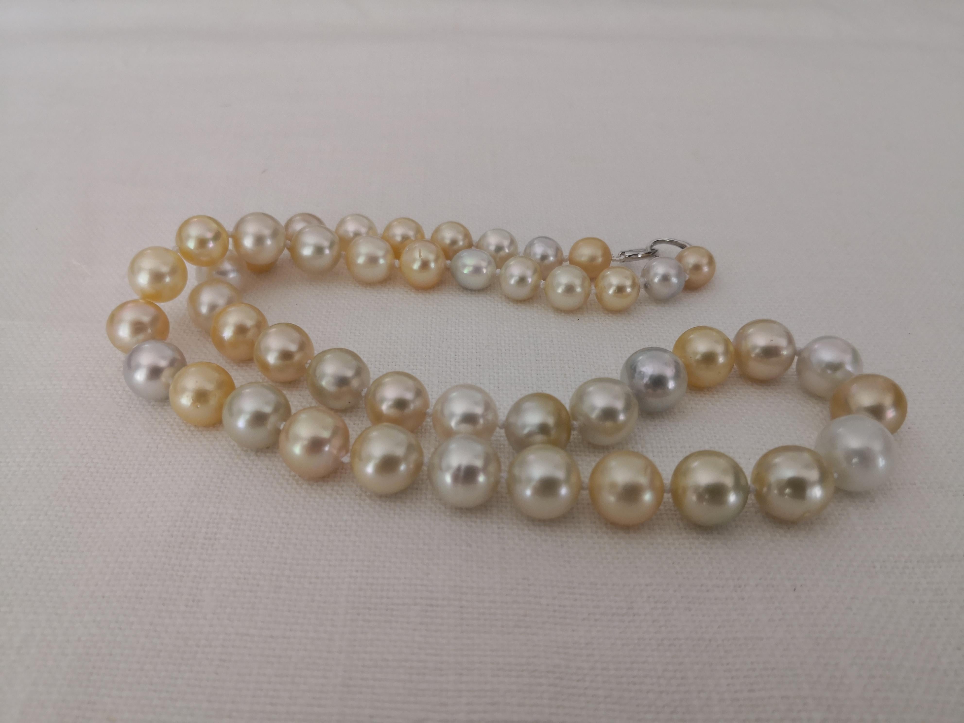 A Natural Color South Sea Pearls necklace

- Size of Pearls 8-11 mm of diameter

- Pearls from Pinctada Maxima Oyster

- Origin: Indonesia ocean waters

- Natural Golden and White Color pearls and overtones

- High Natural luster and orient

-
