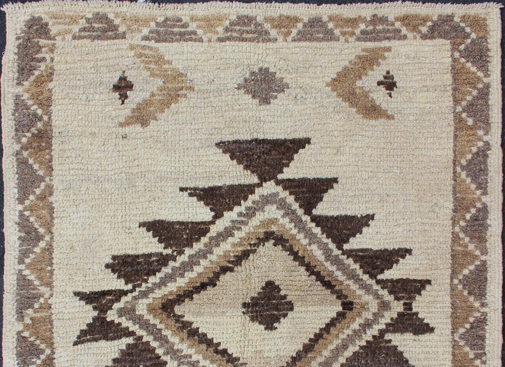 Natural Turkish Tulu carpet with Tribal Design rug/EN-112435 origin/turkey Tulu rugs, Moroccan rugs, Vintage Tulu, Vintage Moroccan 

This Tulu features a Geometric medallion and tribal with design spanning a cream field and enclosed within a