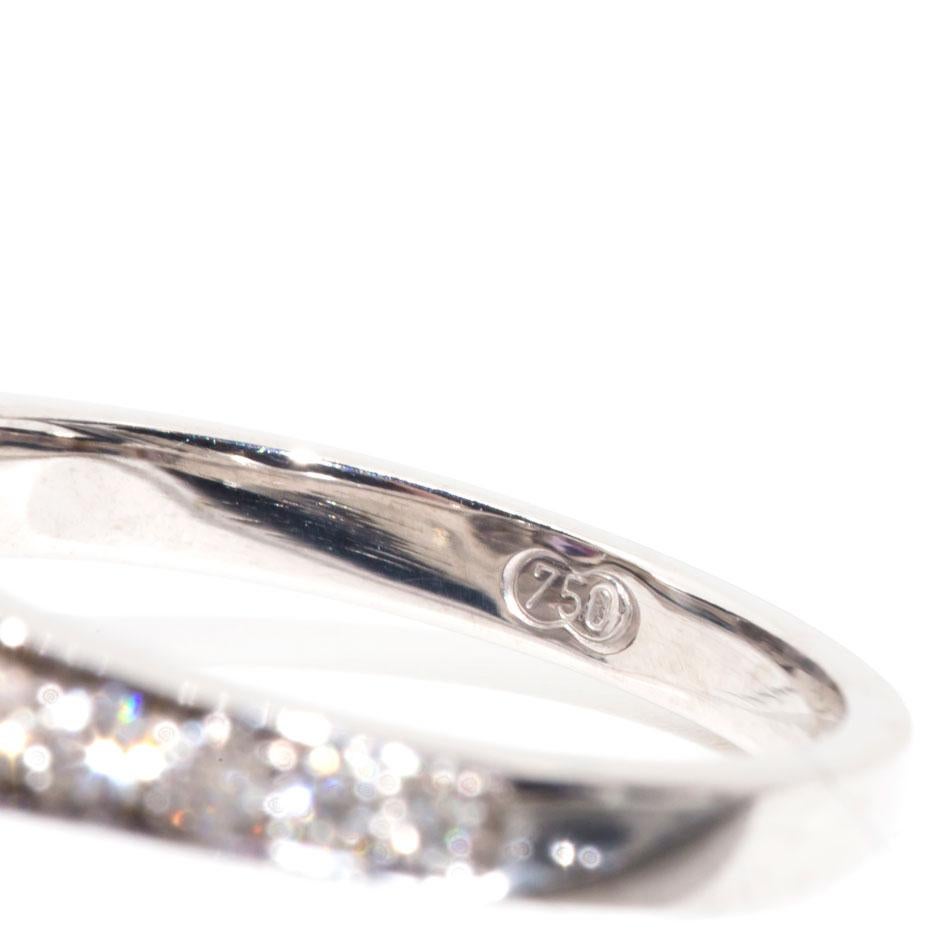 Anello a grappolo con zaffiro naturale e diamanti in oro bianco 18 carati in vendita 5