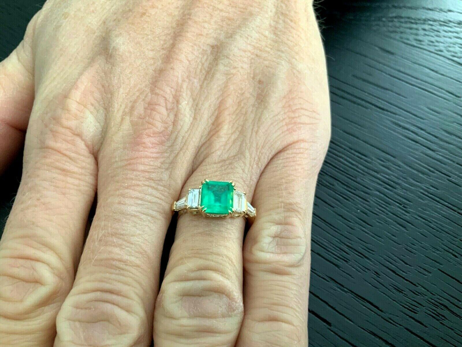 Women's or Men's Natural Columbian Emerald 1.13 Carat GIA Certified with 18k Gold Diamond Ring For Sale