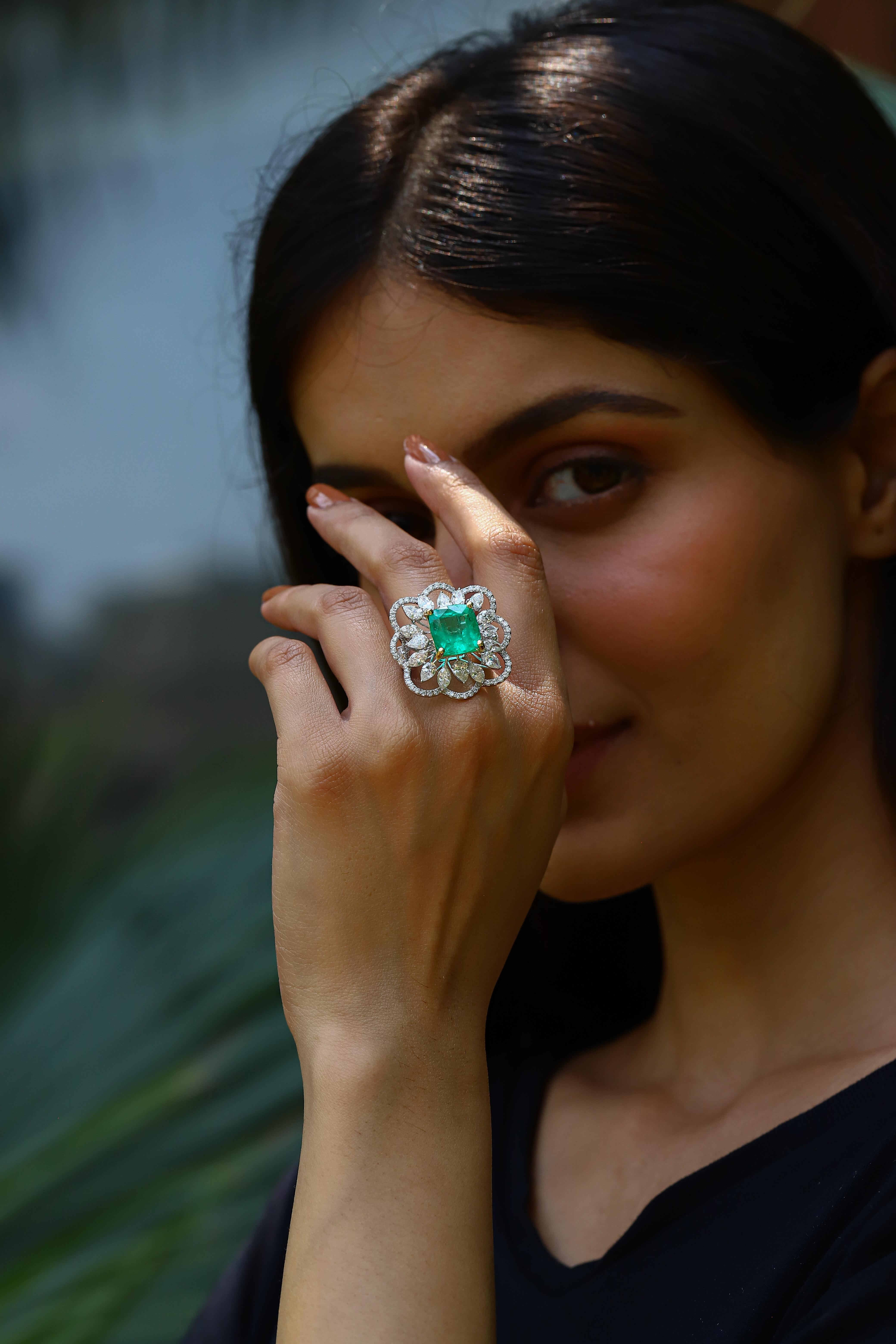 Diamonds : 4.37 carats
Emerald : 6.97carats
Gold : 10.88 gm( 18k)

This is a beautiful natural Columbian ring  with very high quality emeralds and diamonds ( vsi and G colour

Its very hard to capture the true color and luster of the stone, I have