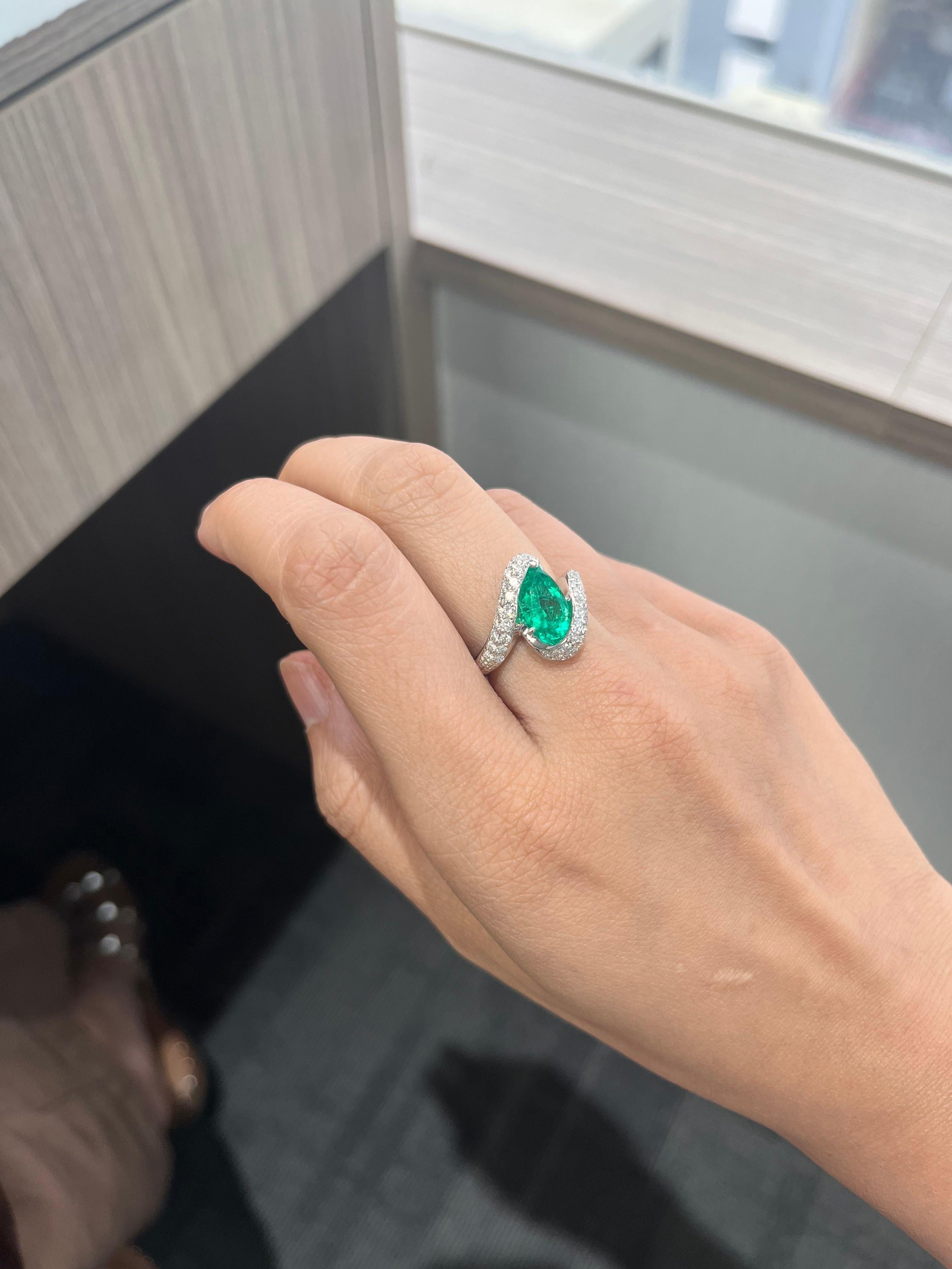 Natural Columbian Emerald & Diamonds Engagement Ring Set in Platinum 900 In New Condition In Hong Kong, HK