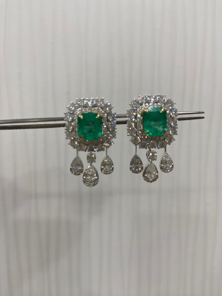 Diamonds : 4.35  carats
Emerald : 4.02 carats
Gold : 9.23 gm( 18k)

This is a beautiful earrings with very high quality columbian emeralds and diamonds ( vsi and G colour

Its very hard to capture the true color and luster of the stone, I have tried