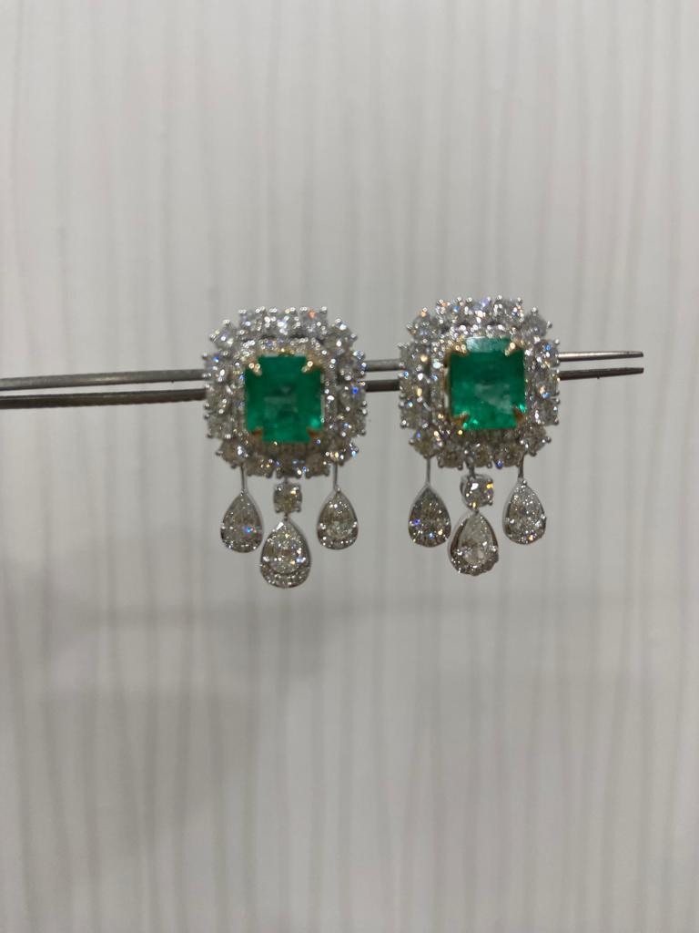 Diamanten : 4.35  Karat
Smaragd : 4,02 Karat
Gold : 9,23 g (18k)

Dies ist eine schöne Ohrringe mit sehr hoher Qualität kolumbianischen Smaragden und Diamanten ( vsi und G Farbe

Es ist sehr schwer, die wahre Farbe und den Glanz des Steins zu