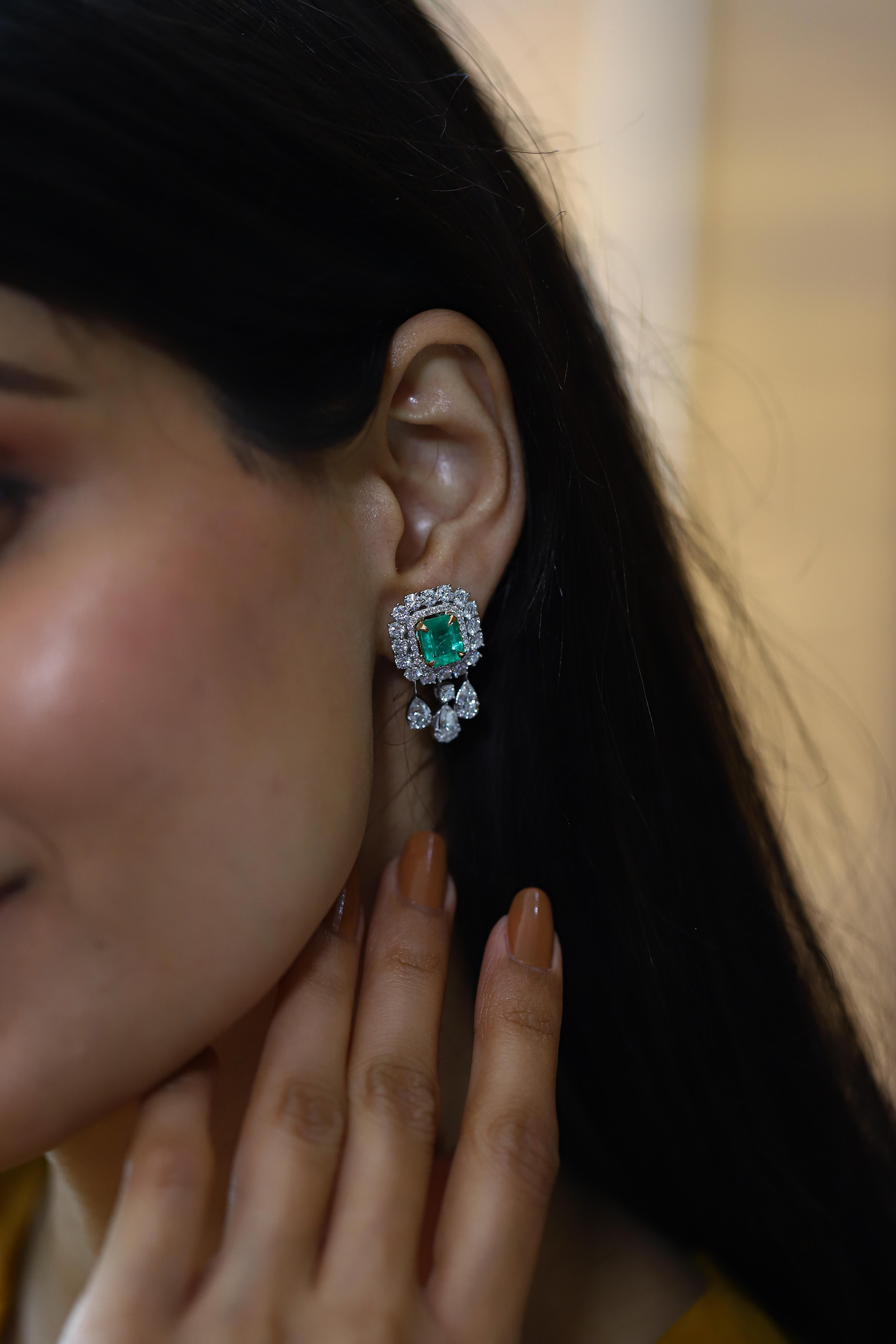 Natural Colombian Emerald Earrings with Diamonds and 18k Gold In New Condition For Sale In New York, NY