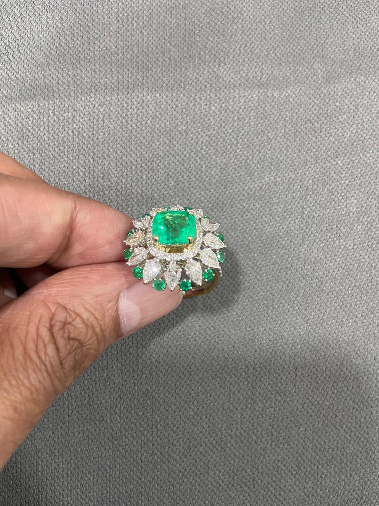 Natural Columbian Emerald Ring with Diamond in 18k Gold In New Condition For Sale In New York, NY