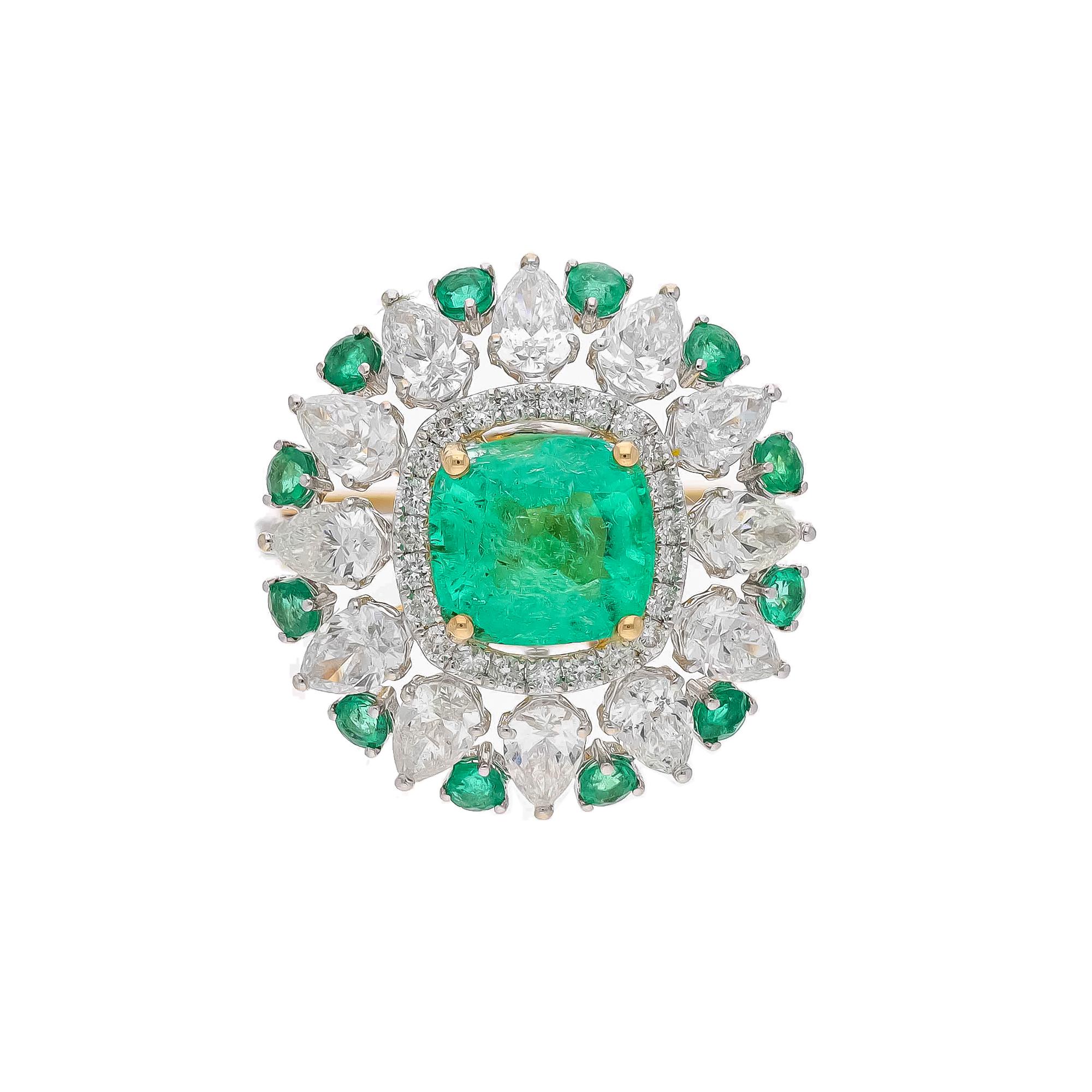 Il s'agit d'une bague en émeraude naturelle de Colombie avec des diamants et de l'or 18k. Les émeraudes sont de très haute qualité et les diamants de très bonne qualité. La pureté est VSI et la couleur G.


Émeraudes : 2,49 carats
Émeraude : 0,60