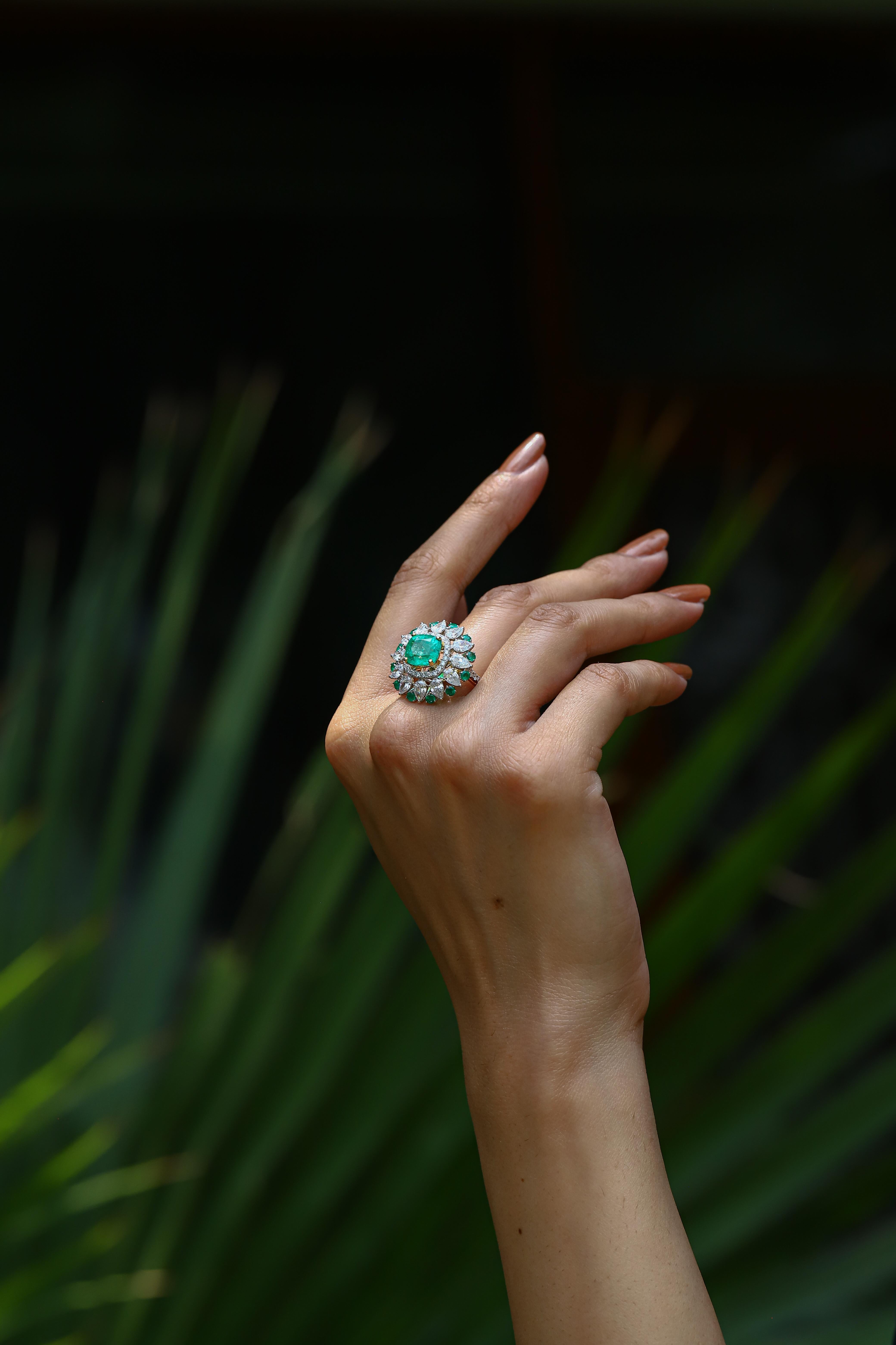Natürlicher kolumbianischer Smaragdring mit Diamanten aus 18 Karat Gold im Zustand „Neu“ im Angebot in jaipur, IN