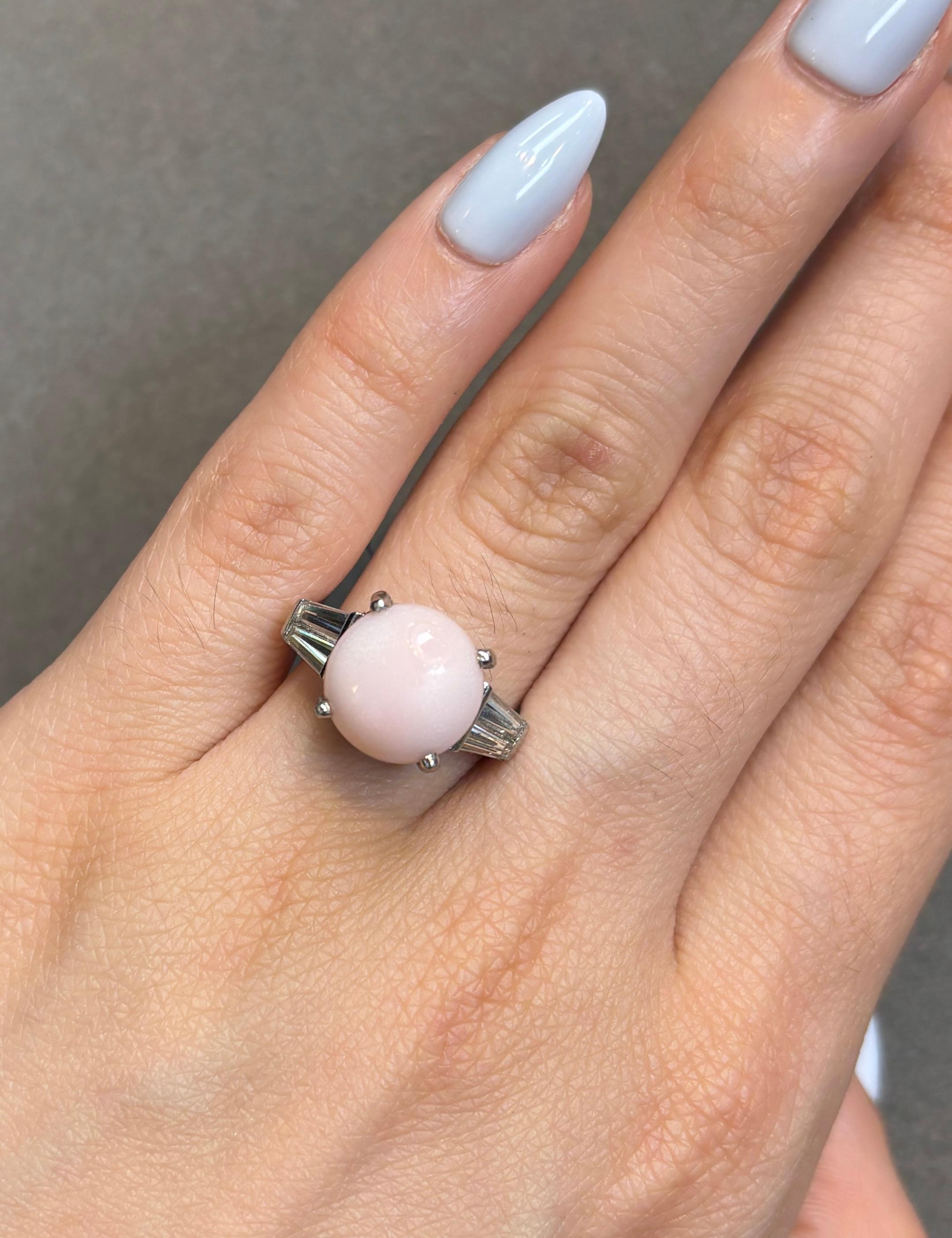 Bague en perle de conque naturelle

Une perle de conque rose rehaussée de diamants baguettes effilés.

Accompagné d'un certificat GIA 

Taille de l'anneau : 7.25
Redimensionnement gratuit 
Type de métal : Platine 