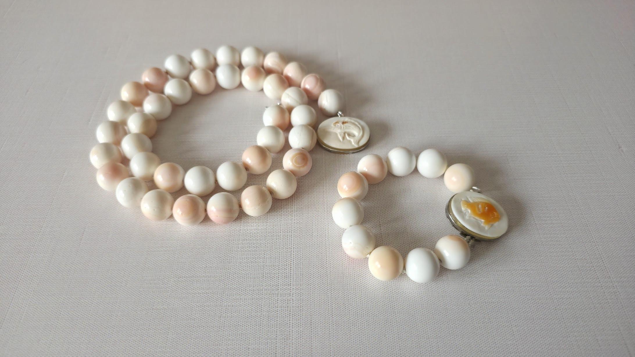 Collana di conchiglie naturali con chiusura a forma di pesce in argento in vendita 7