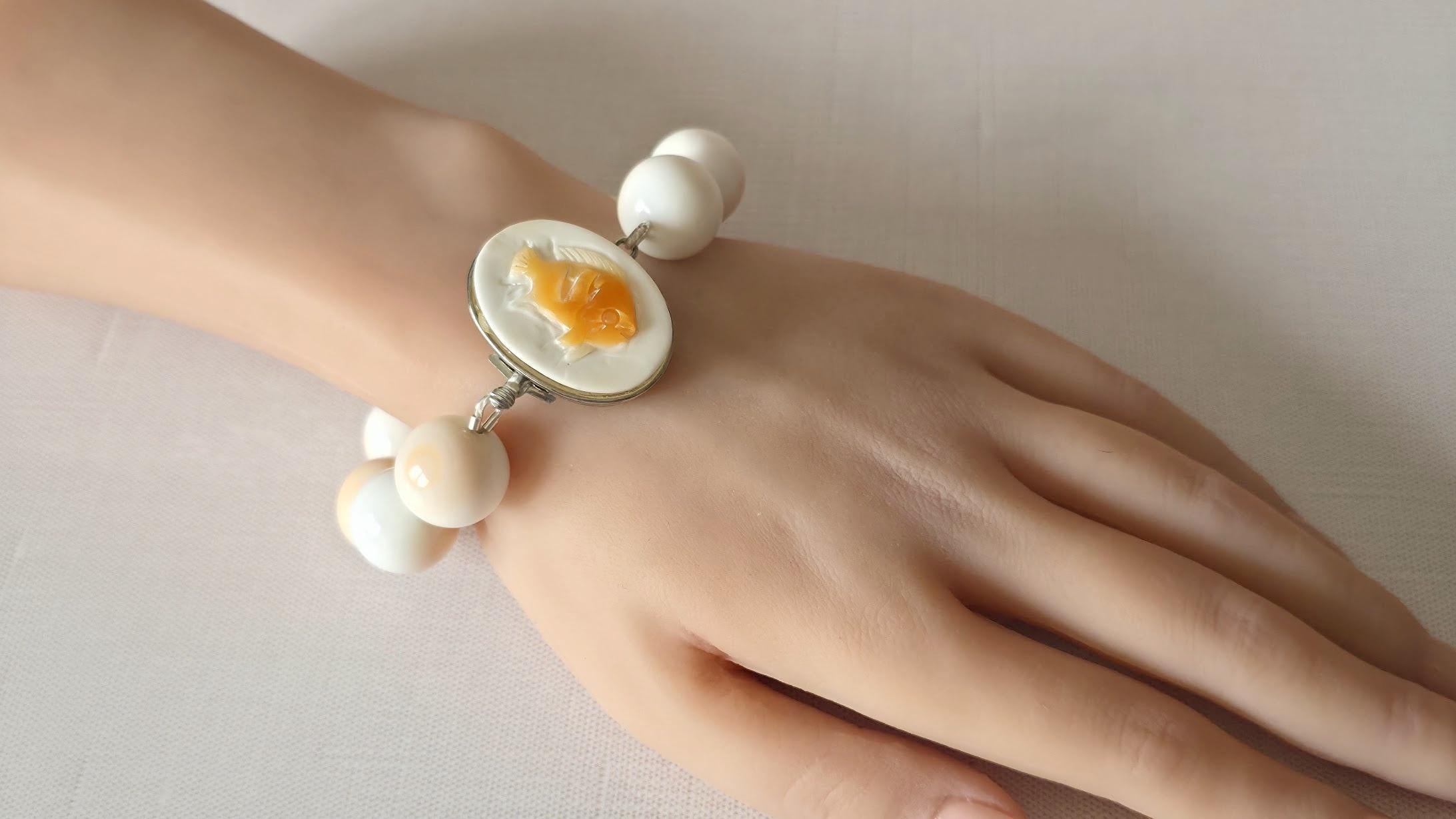 Collana di conchiglie naturali con chiusura a forma di pesce in argento in vendita 9