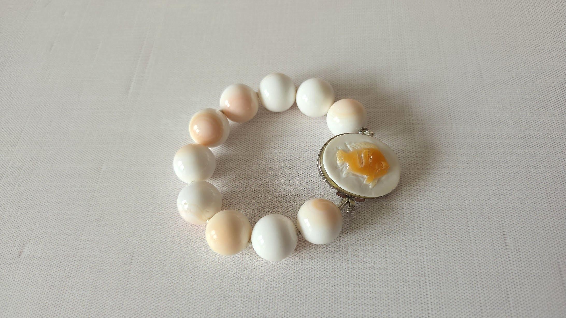 Collana di conchiglie naturali con chiusura a forma di pesce in argento in vendita 11