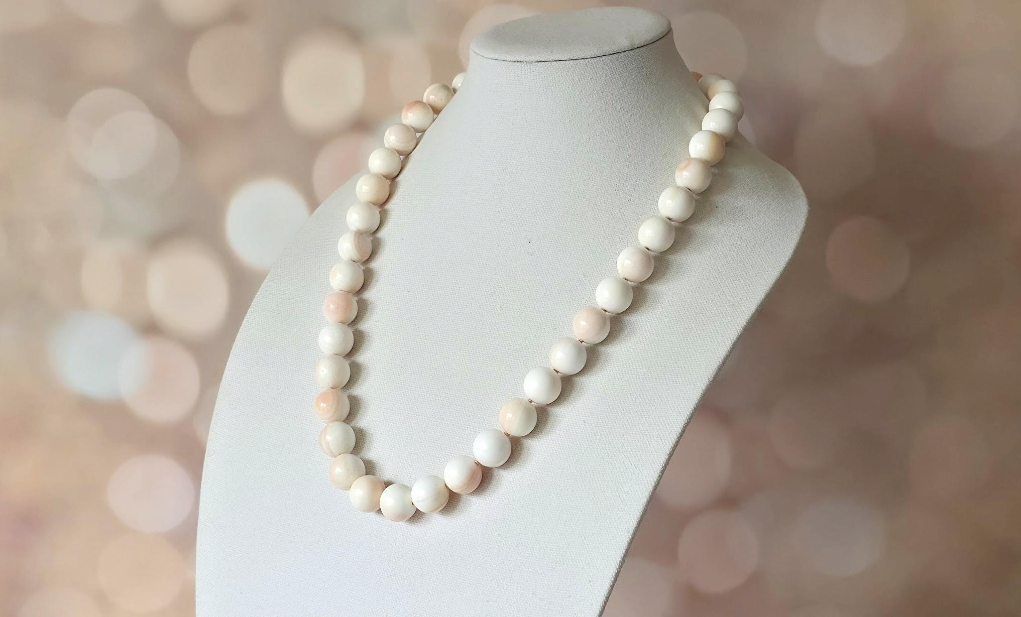 Collana di conchiglie naturali con chiusura a forma di pesce in argento in vendita 1