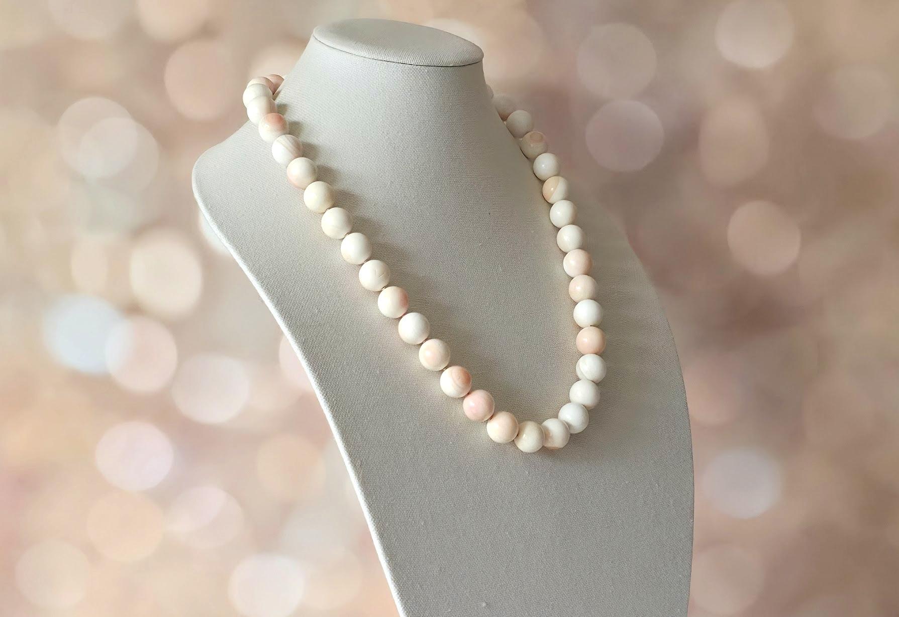 Collana di conchiglie naturali con chiusura a forma di pesce in argento in vendita 2