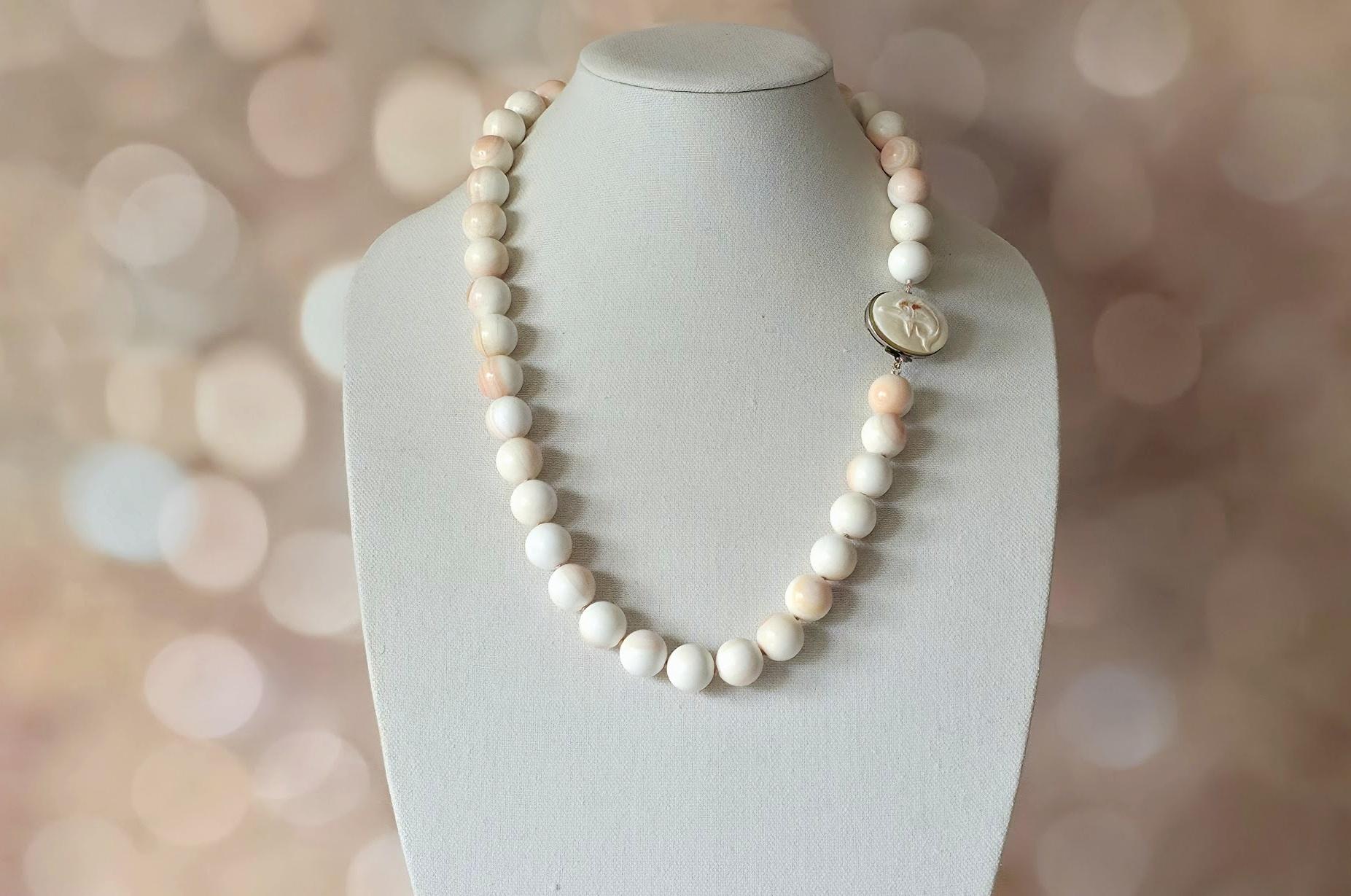Collana di conchiglie naturali con chiusura a forma di pesce in argento in vendita 3