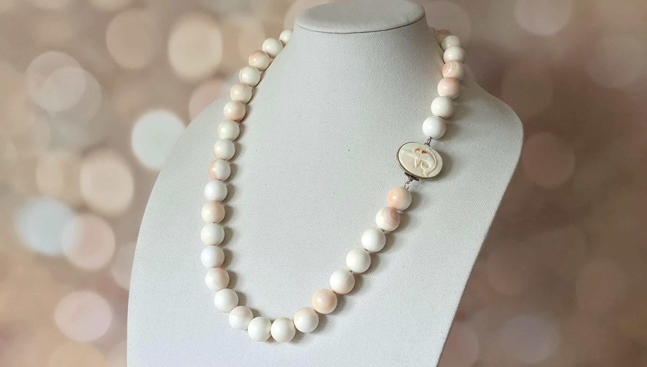 Collana di conchiglie naturali con chiusura a forma di pesce in argento in vendita 4