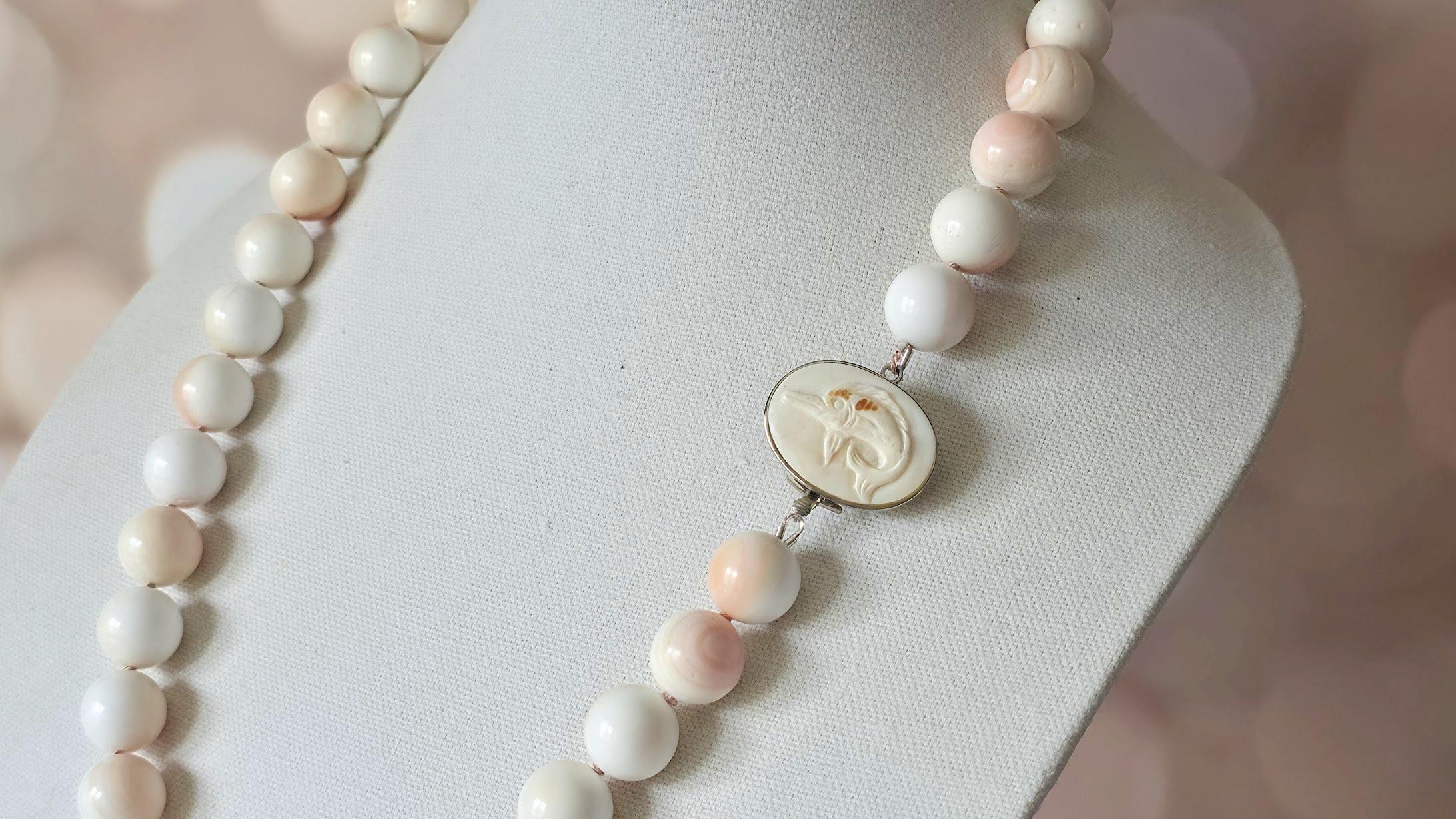 Collana di conchiglie naturali con chiusura a forma di pesce in argento in vendita 5