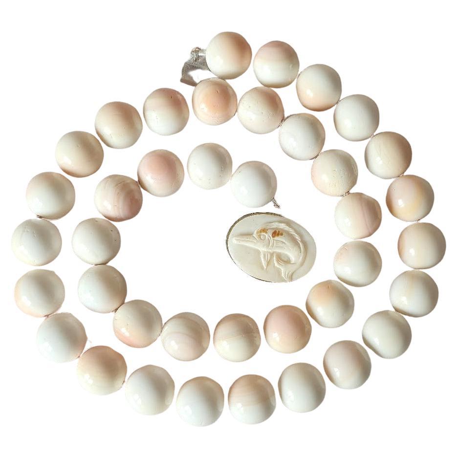 Collana di conchiglie naturali con chiusura a forma di pesce in argento in vendita