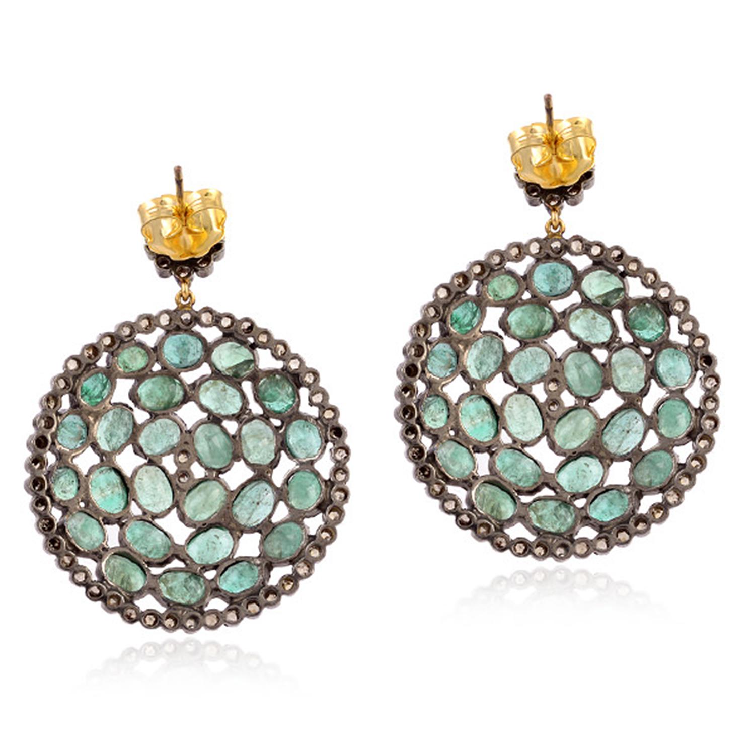 14kt:1.42gms,
Diamond:3.34cts,
Silver:12.88gms,
Emerald:23.00cts,
Size: 47X35MM