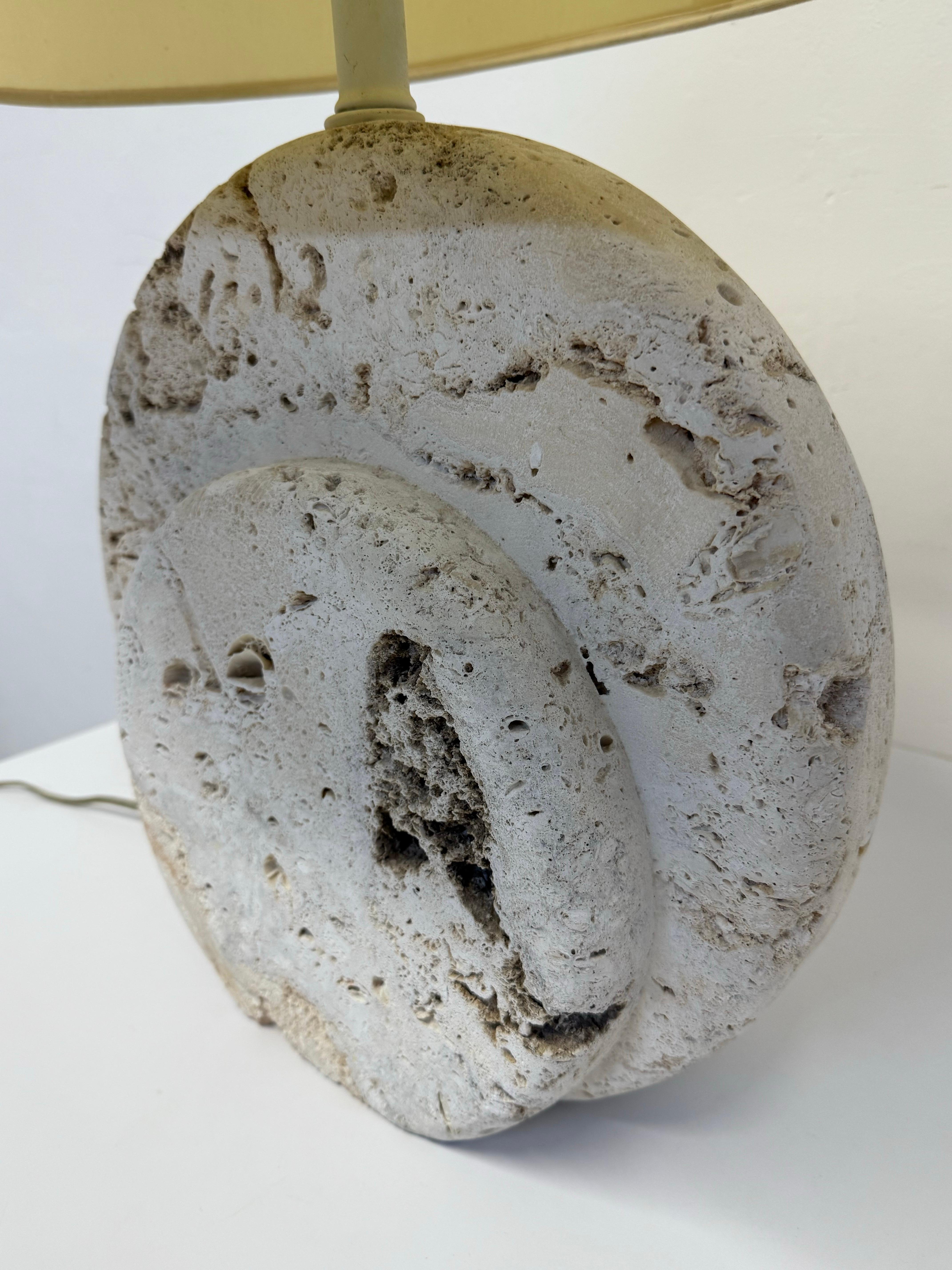 Lámpara de mesa de piedra de coral coquina natural con pantalla, años 80 en venta 3