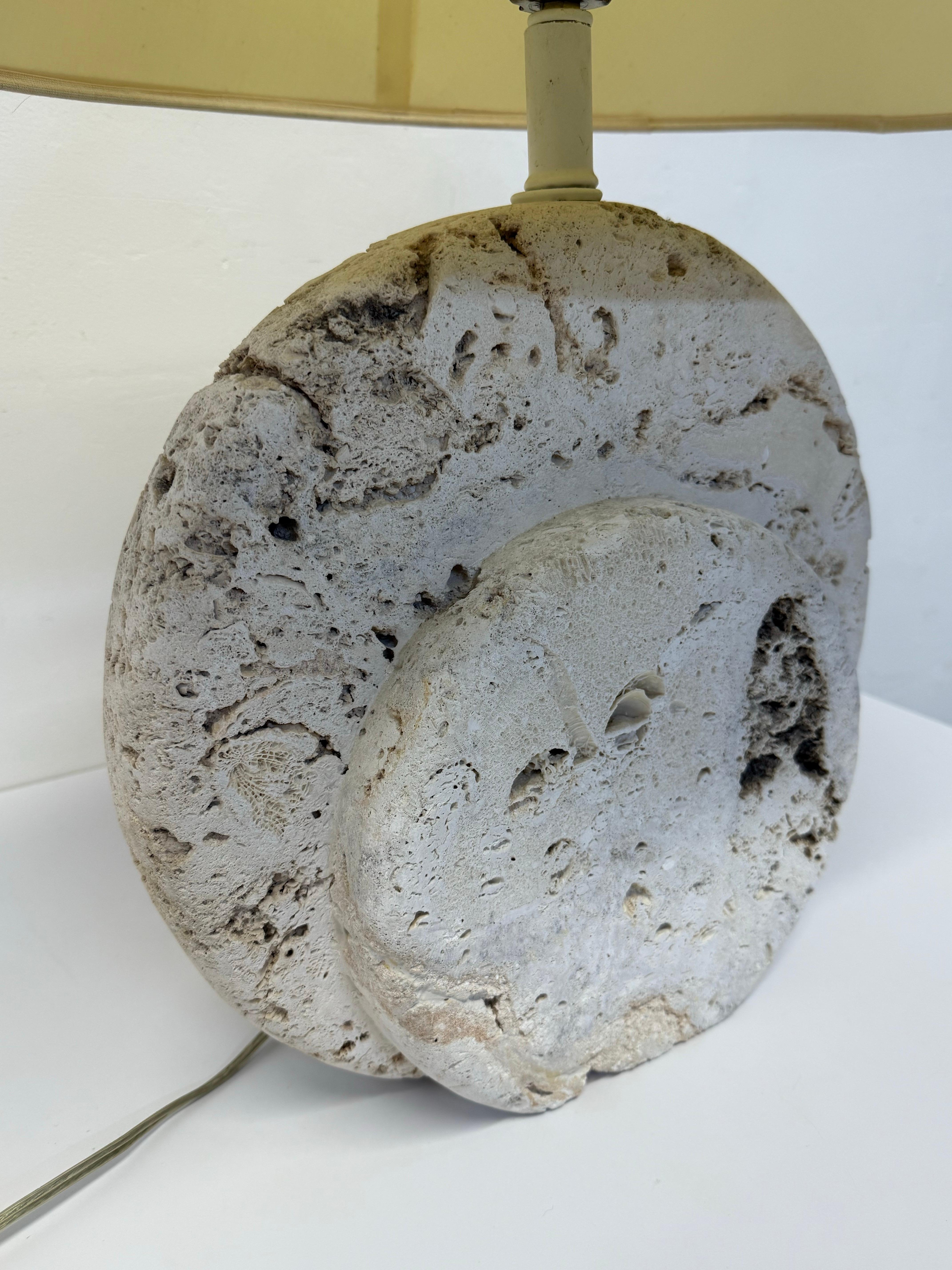 Lámpara de mesa de piedra de coral coquina natural con pantalla, años 80 en venta 4