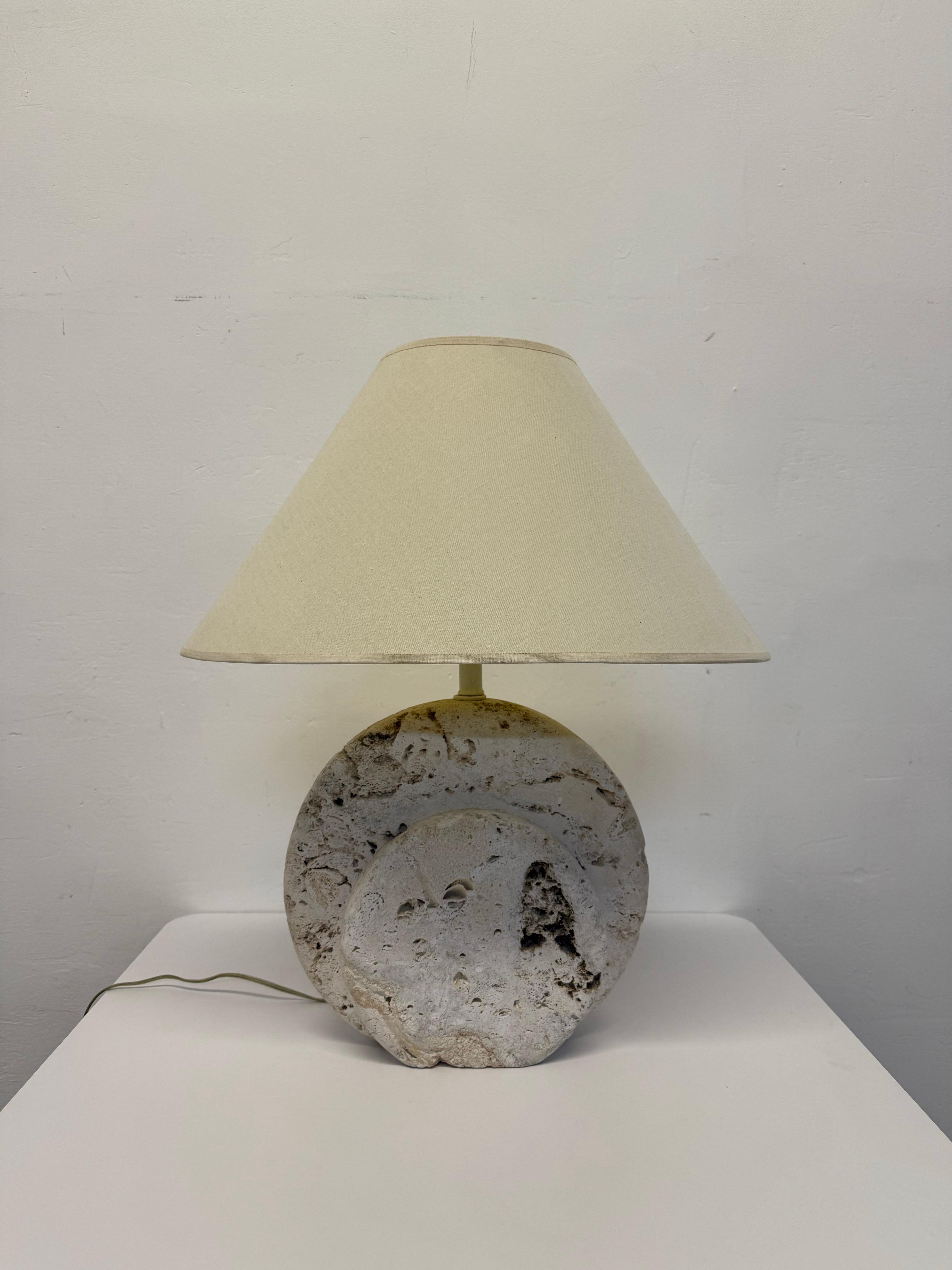 Lámpara de sobremesa de piedra coralina coquina natural con pantalla original de hacia la década de 1980.

Medidas adicionales:
Base de lámpara sin pantalla 13,5 