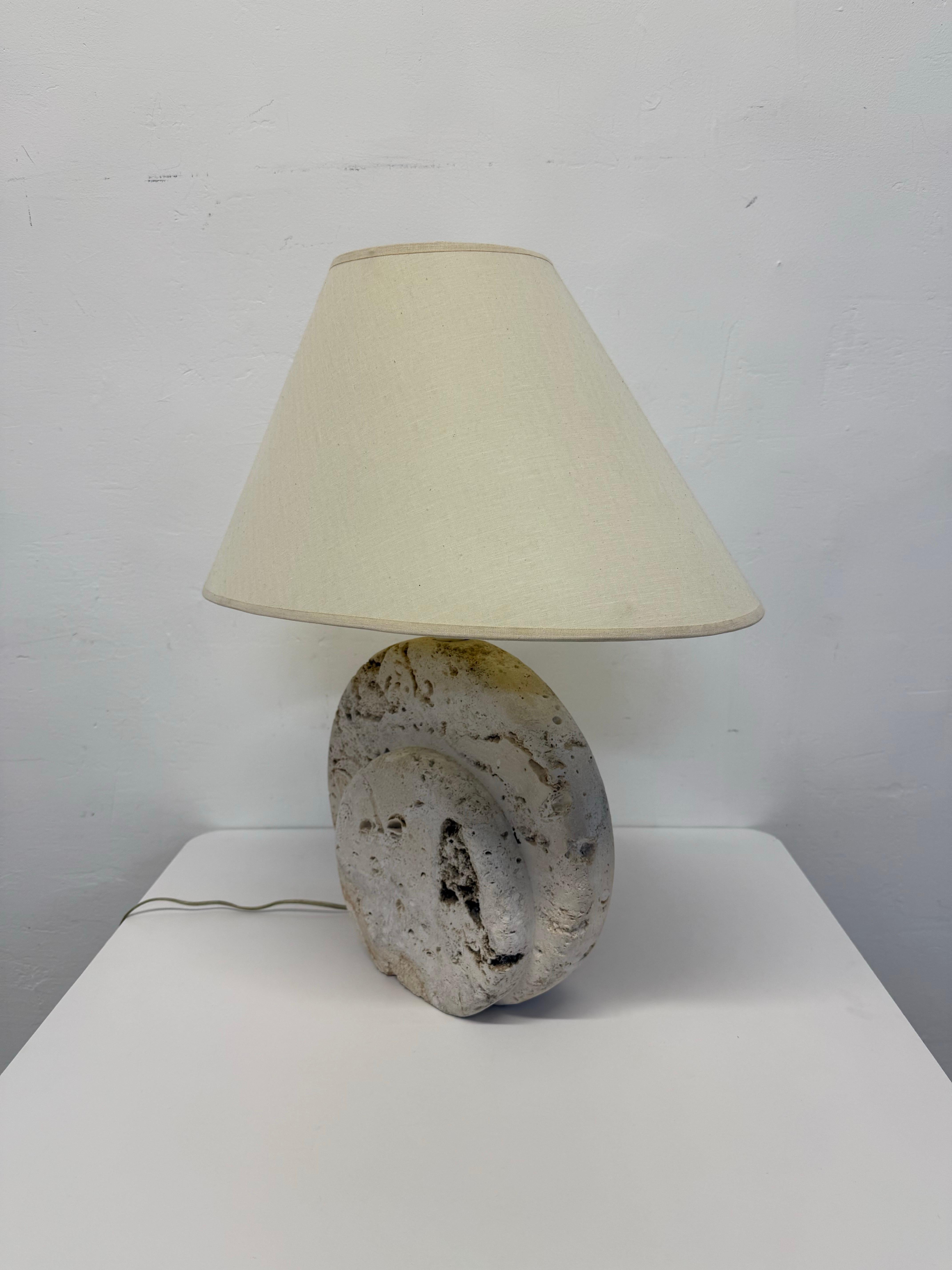 Lámpara de mesa de piedra de coral coquina natural con pantalla, años 80 Estadounidense en venta