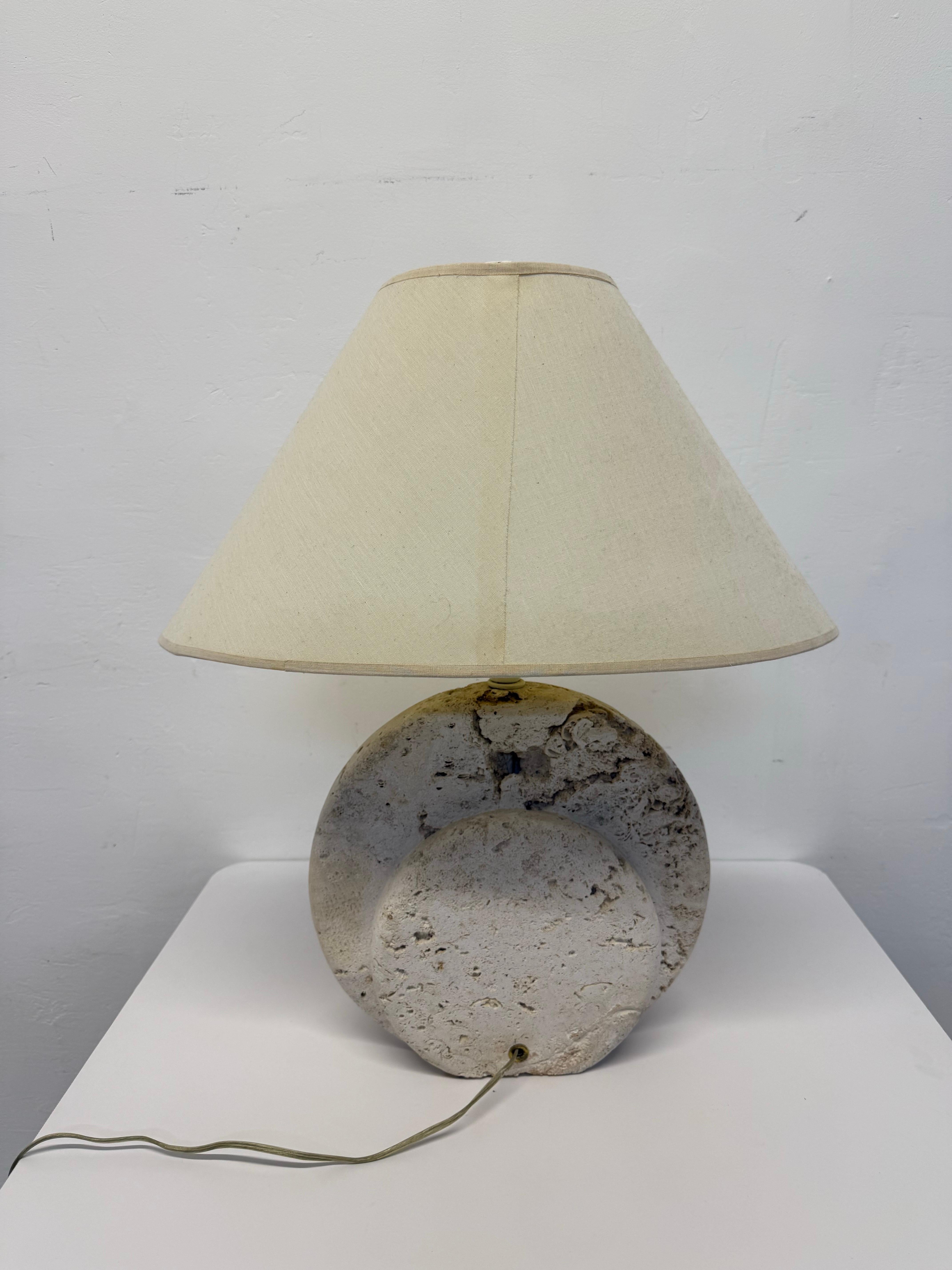 Lámpara de mesa de piedra de coral coquina natural con pantalla, años 80 en Bueno estado para la venta en Miami, FL