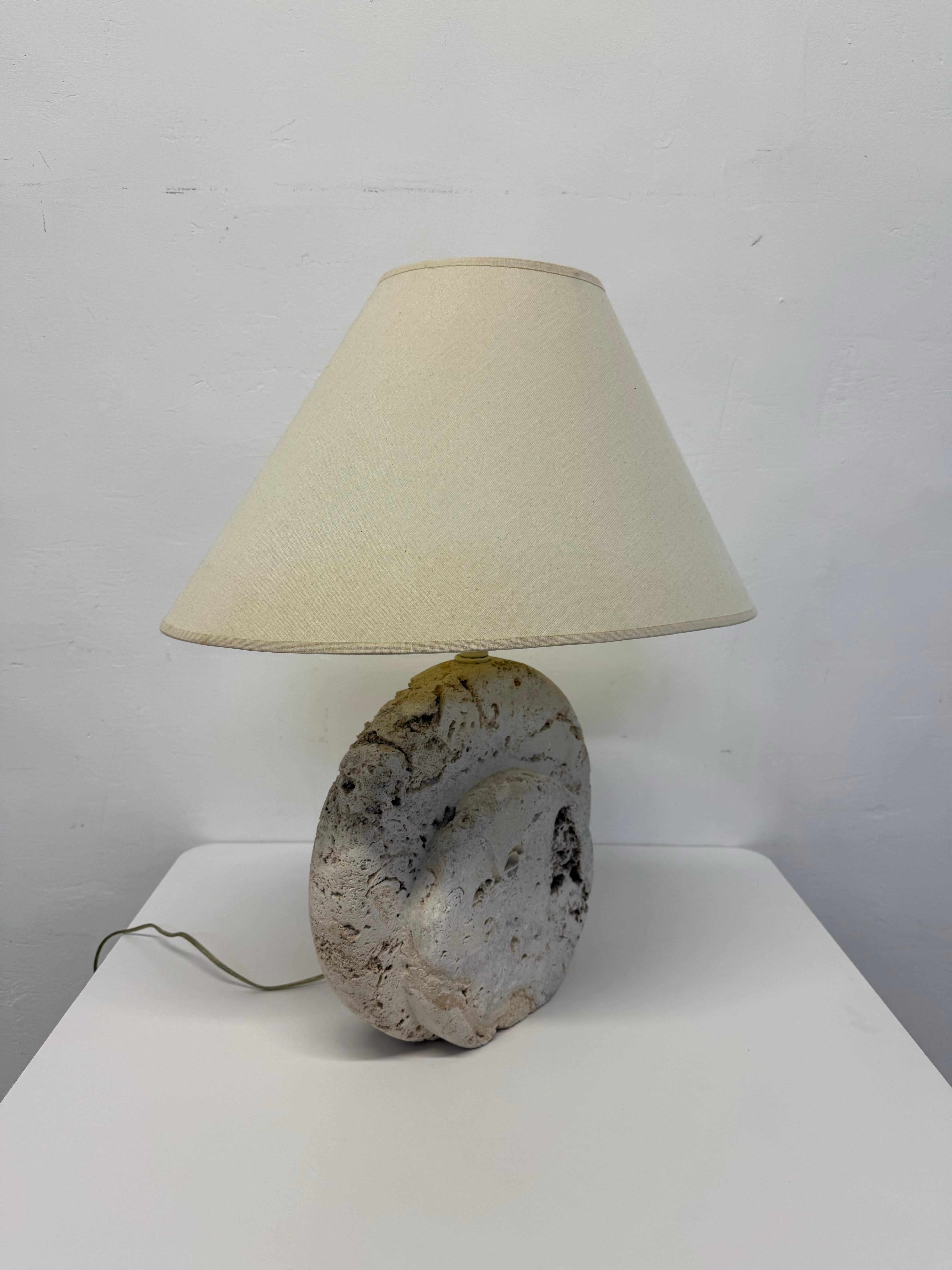 Lámpara de mesa de piedra de coral coquina natural con pantalla, años 80 siglo XX en venta