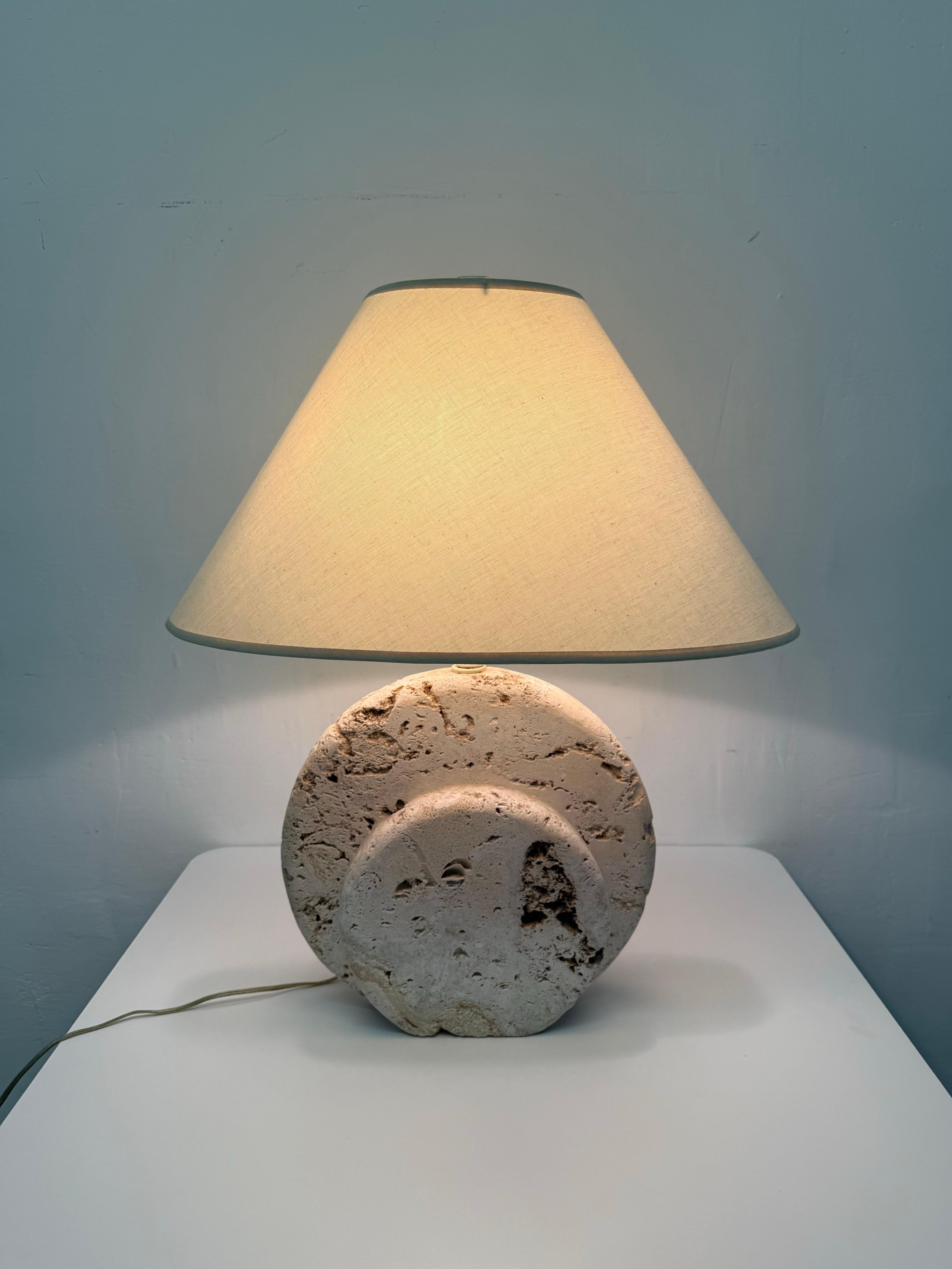 Lámpara de mesa de piedra de coral coquina natural con pantalla, años 80 en venta 1