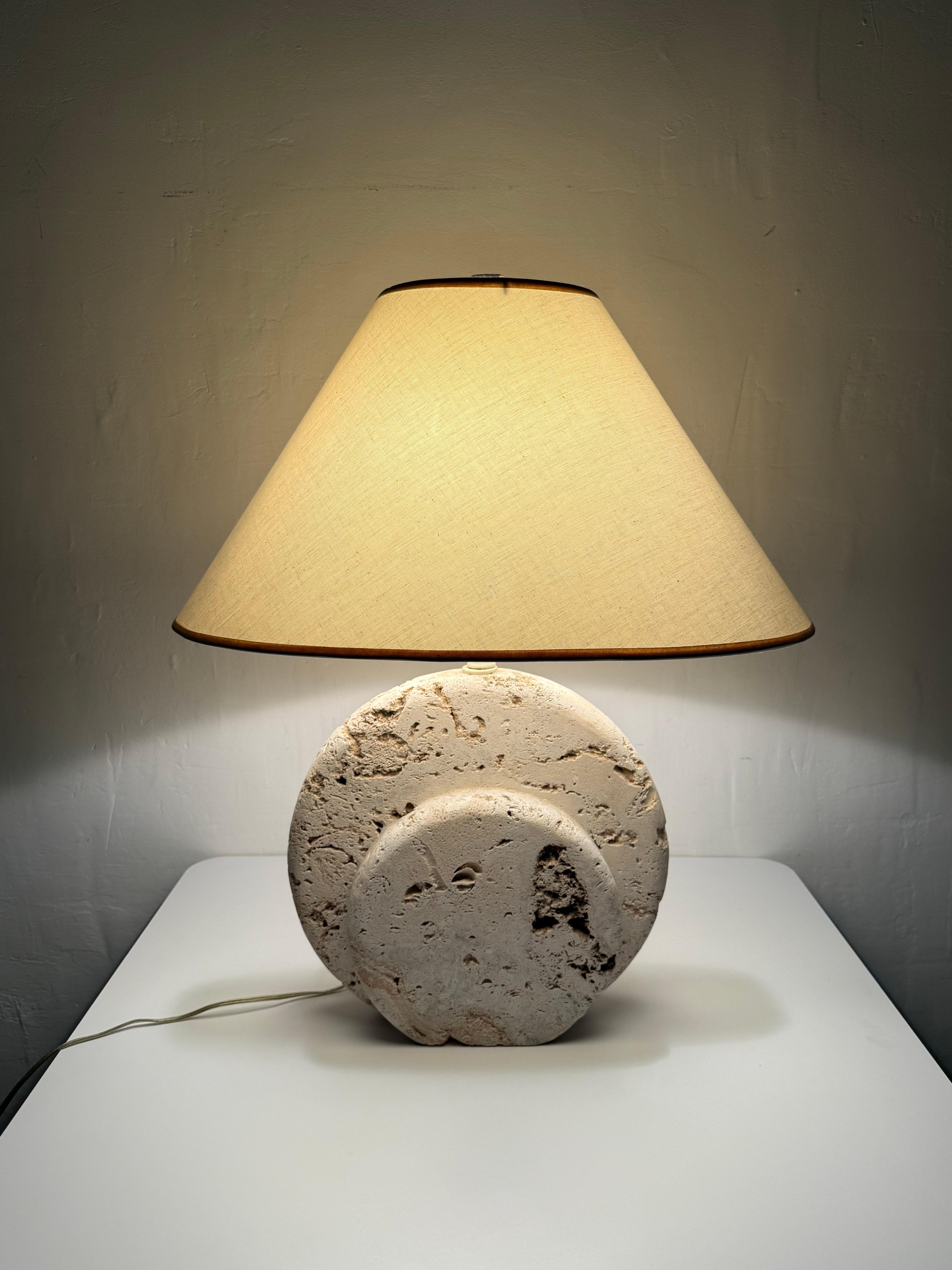 Lámpara de mesa de piedra de coral coquina natural con pantalla, años 80 en venta 2