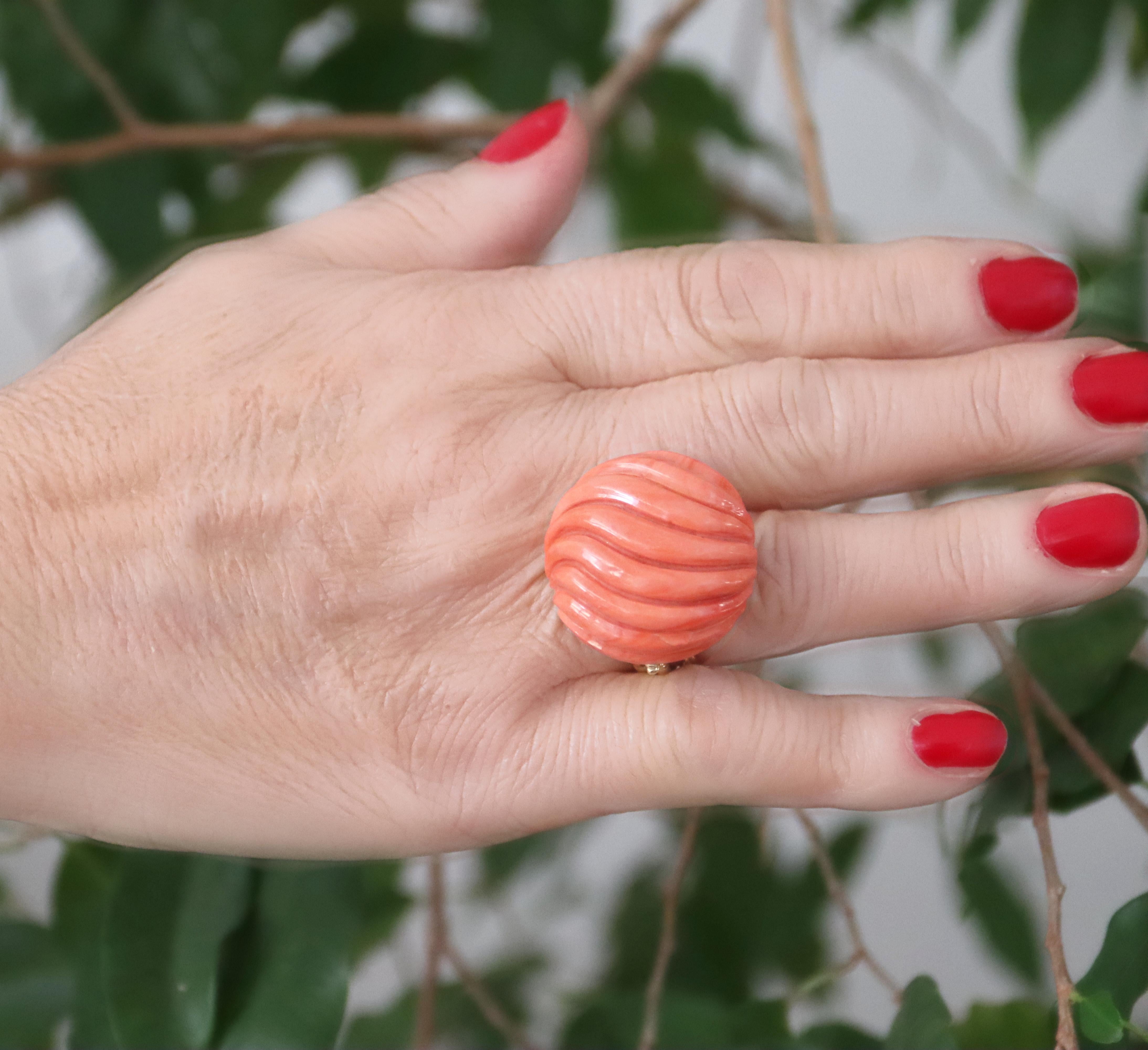 Natural Coral 18 Karat Yellow Gold Cocktail Ring For Sale 4