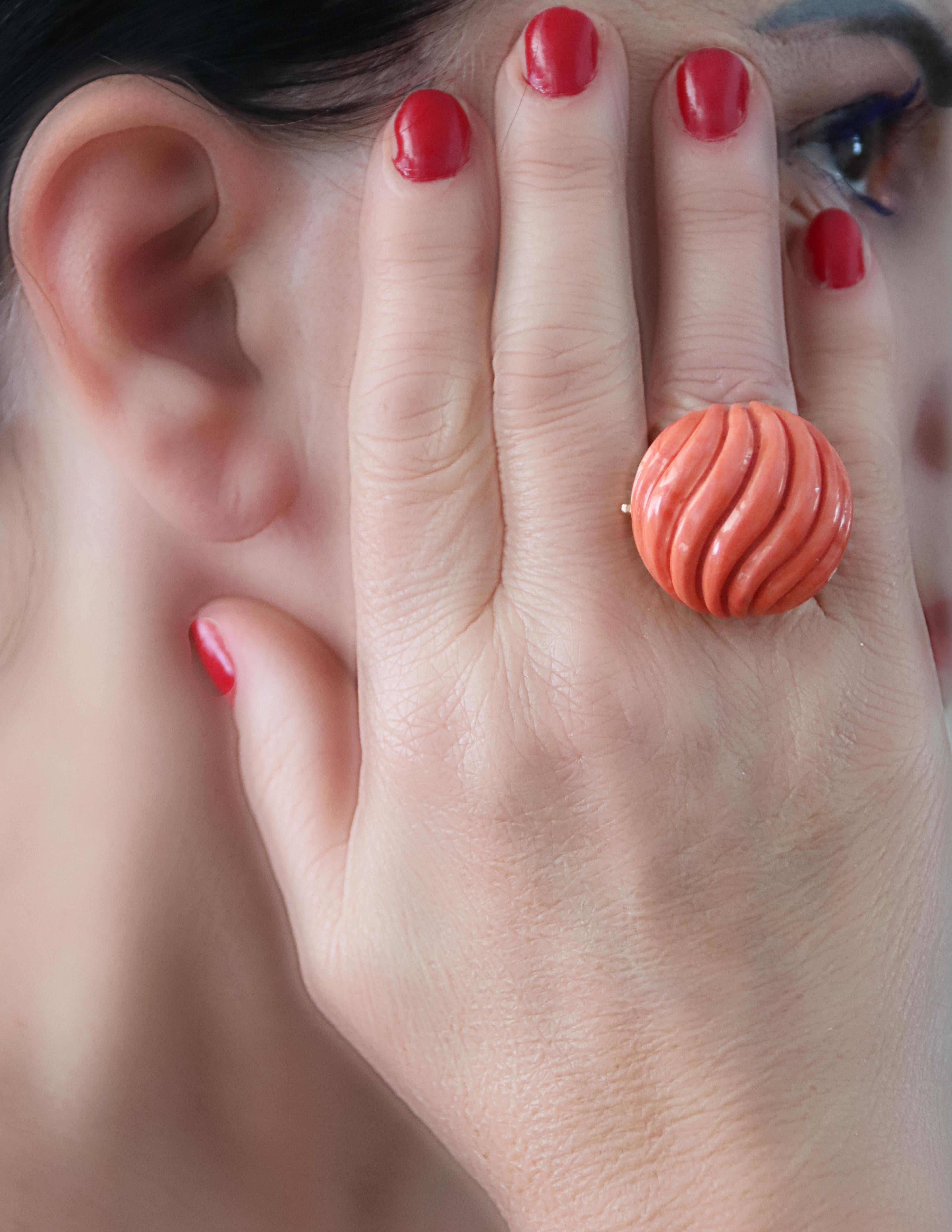Natural Coral 18 Karat Yellow Gold Cocktail Ring For Sale 5