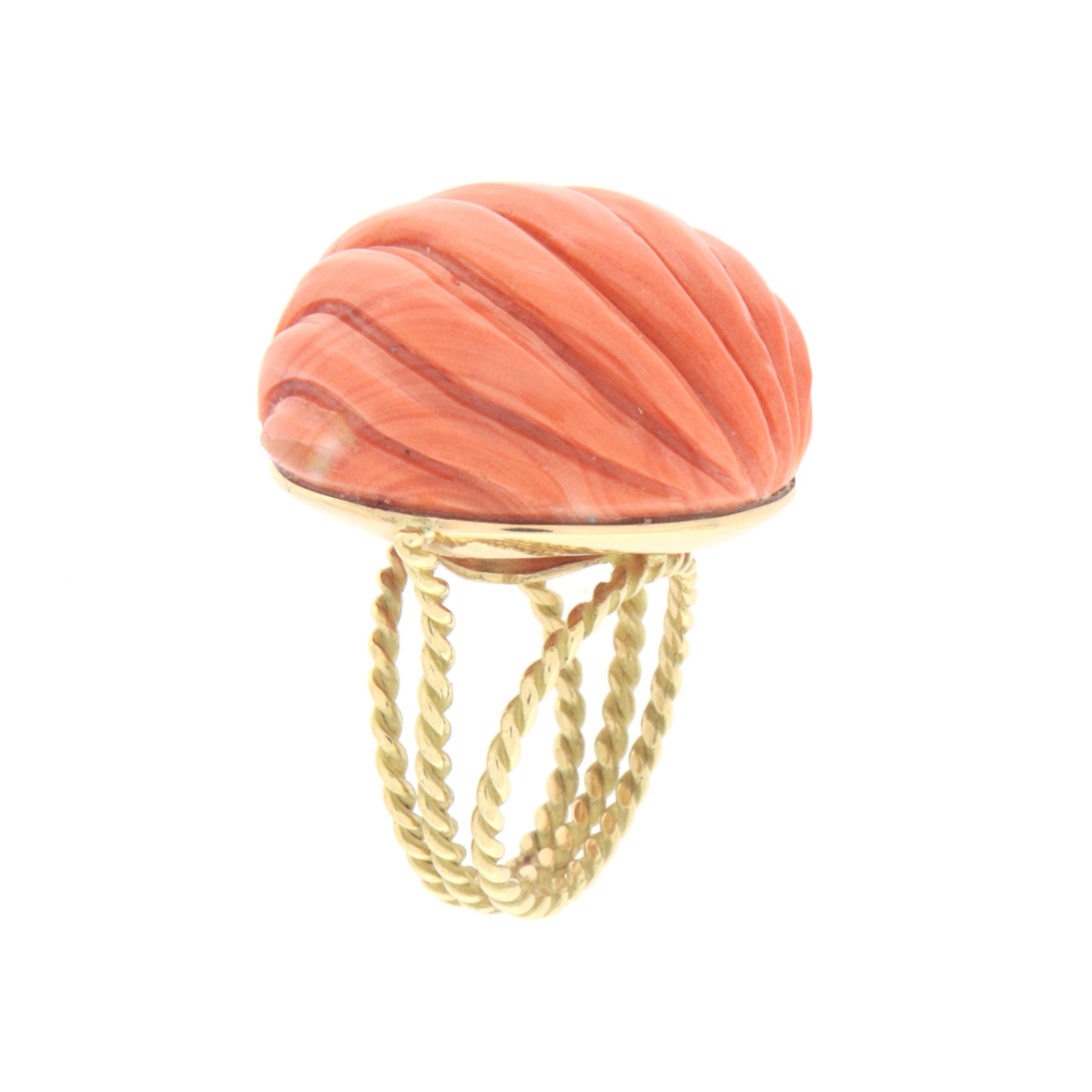 Natural Coral 18 Karat Yellow Gold Cocktail Ring In New Condition For Sale In Marcianise, IT