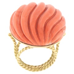 Bague cocktail en or jaune 18 carats et corail naturel