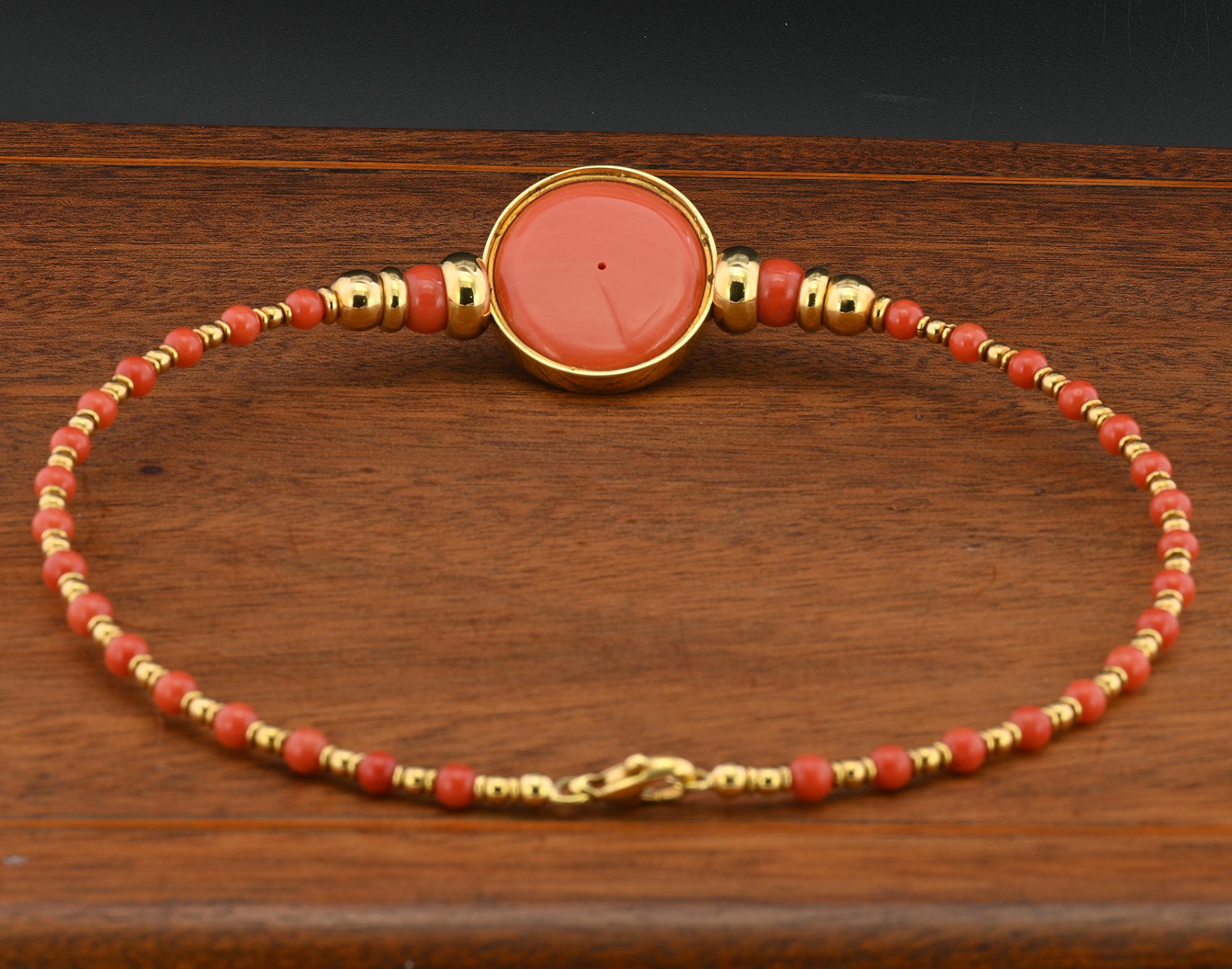 Natural Coral 18 Kt Gold Designer Necklace In Good Condition For Sale In Napoli, IT