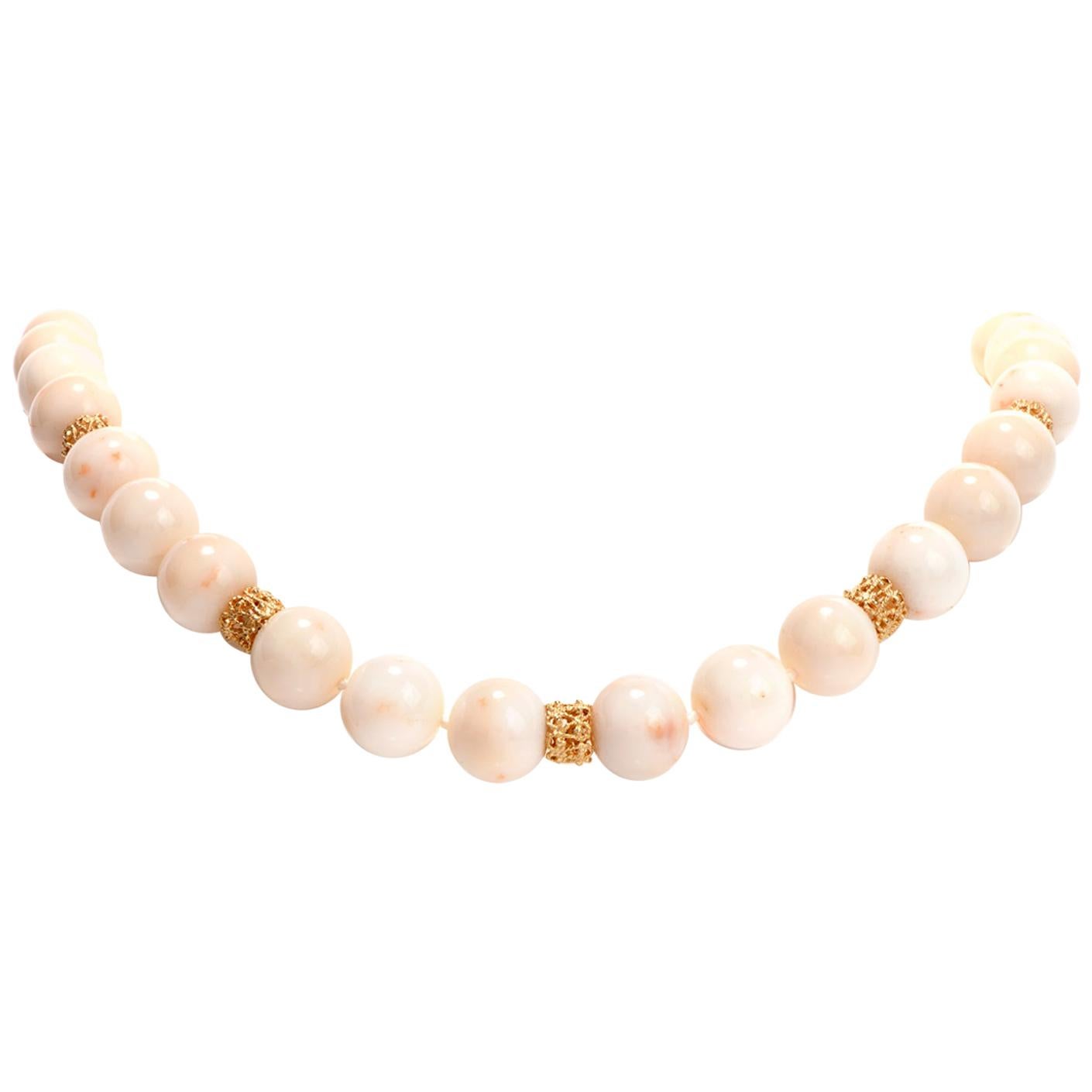 Natürliche Koralle Perlen Engelshaar Gold Halskette im Angebot