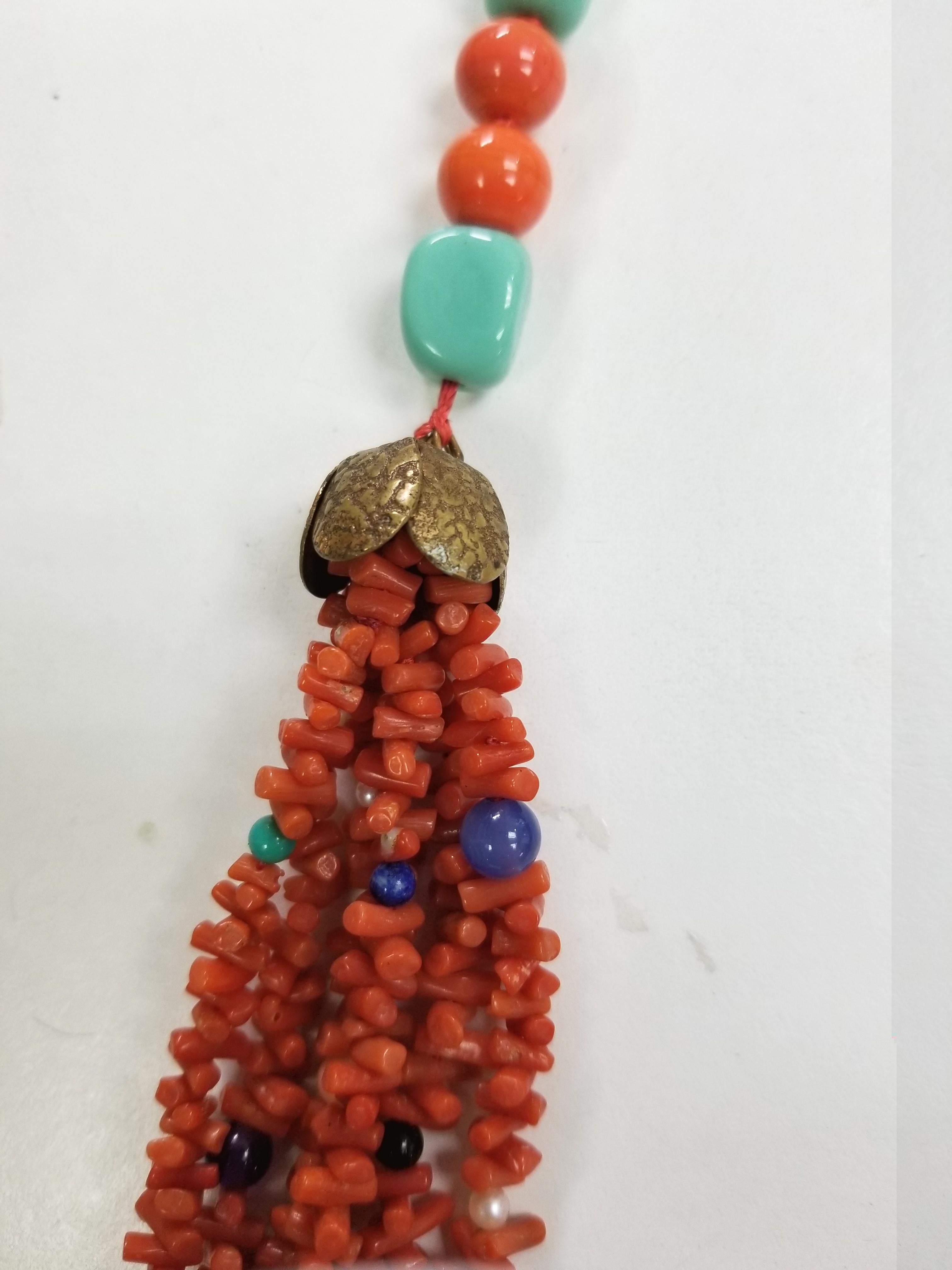Perlen und Sticks aus natürlichen Korallen mit Türkis und Halbedelsteinen (Kunsthandwerker*in) im Angebot