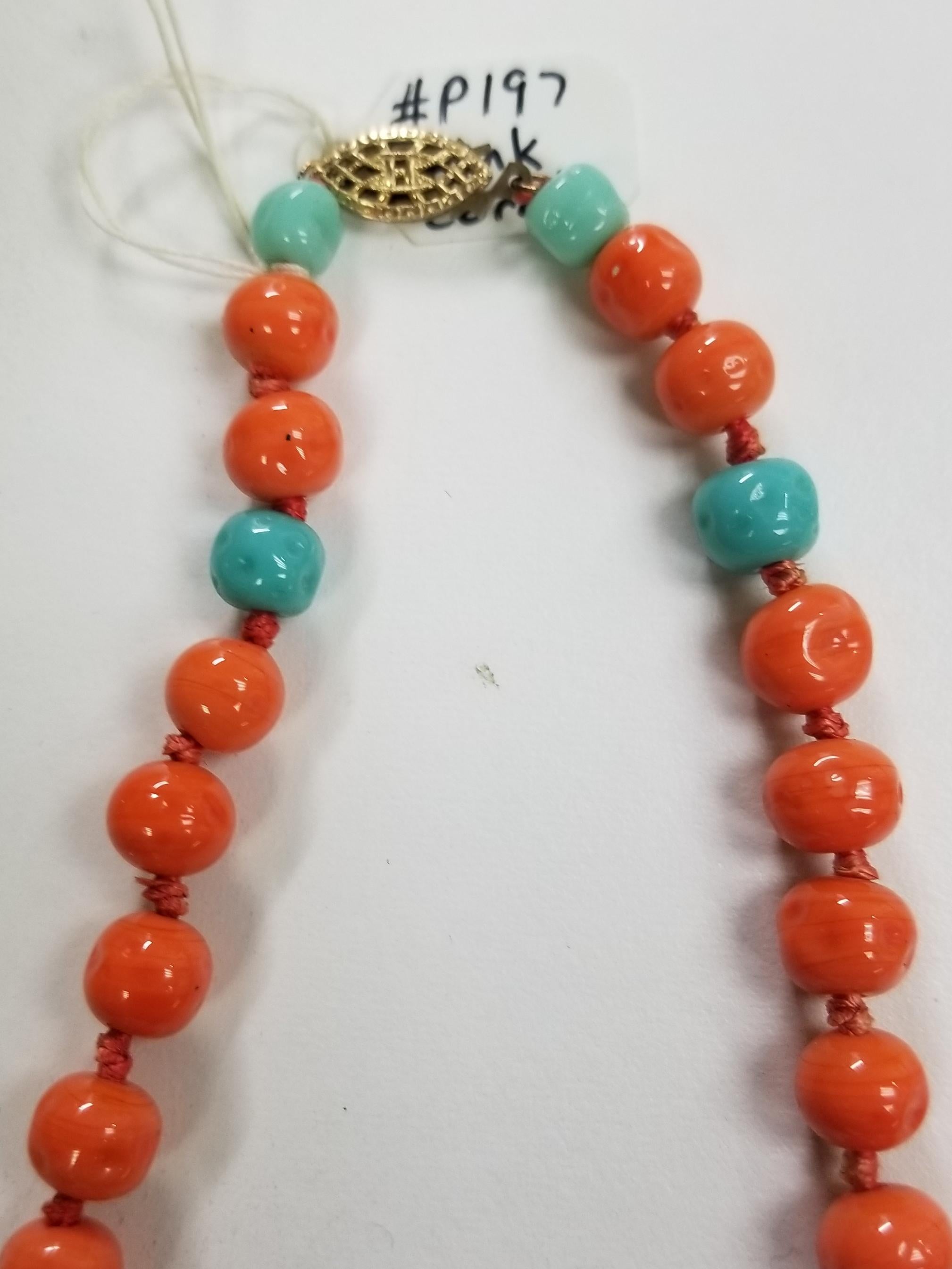 Perlen und Sticks aus natürlichen Korallen mit Türkis und Halbedelsteinen im Zustand „Hervorragend“ im Angebot in Los Angeles, CA