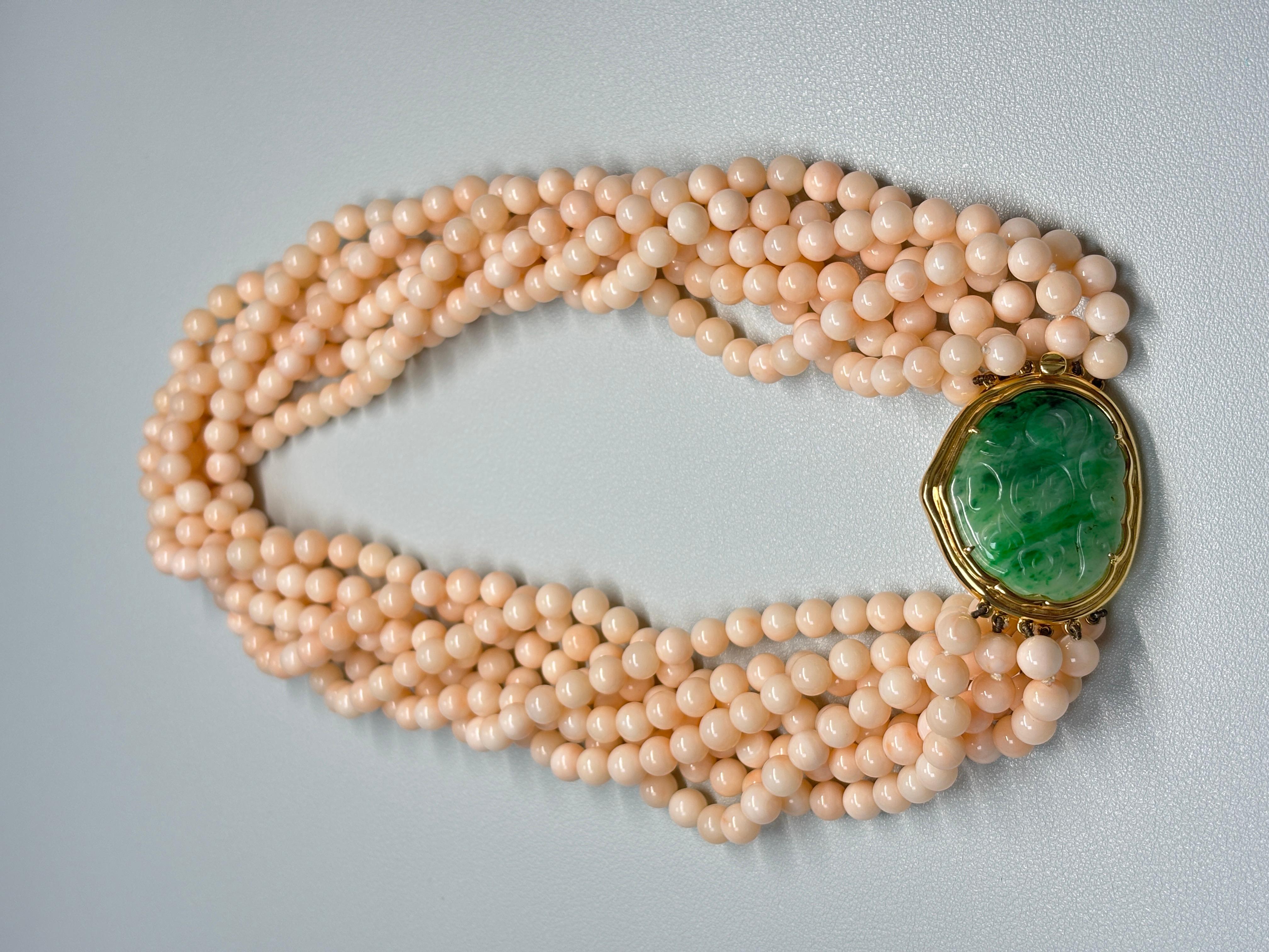 Natürliche Korallenperlen-Halskette mit grüner Jade und Goldschließe (Zeitgenössisch) im Angebot