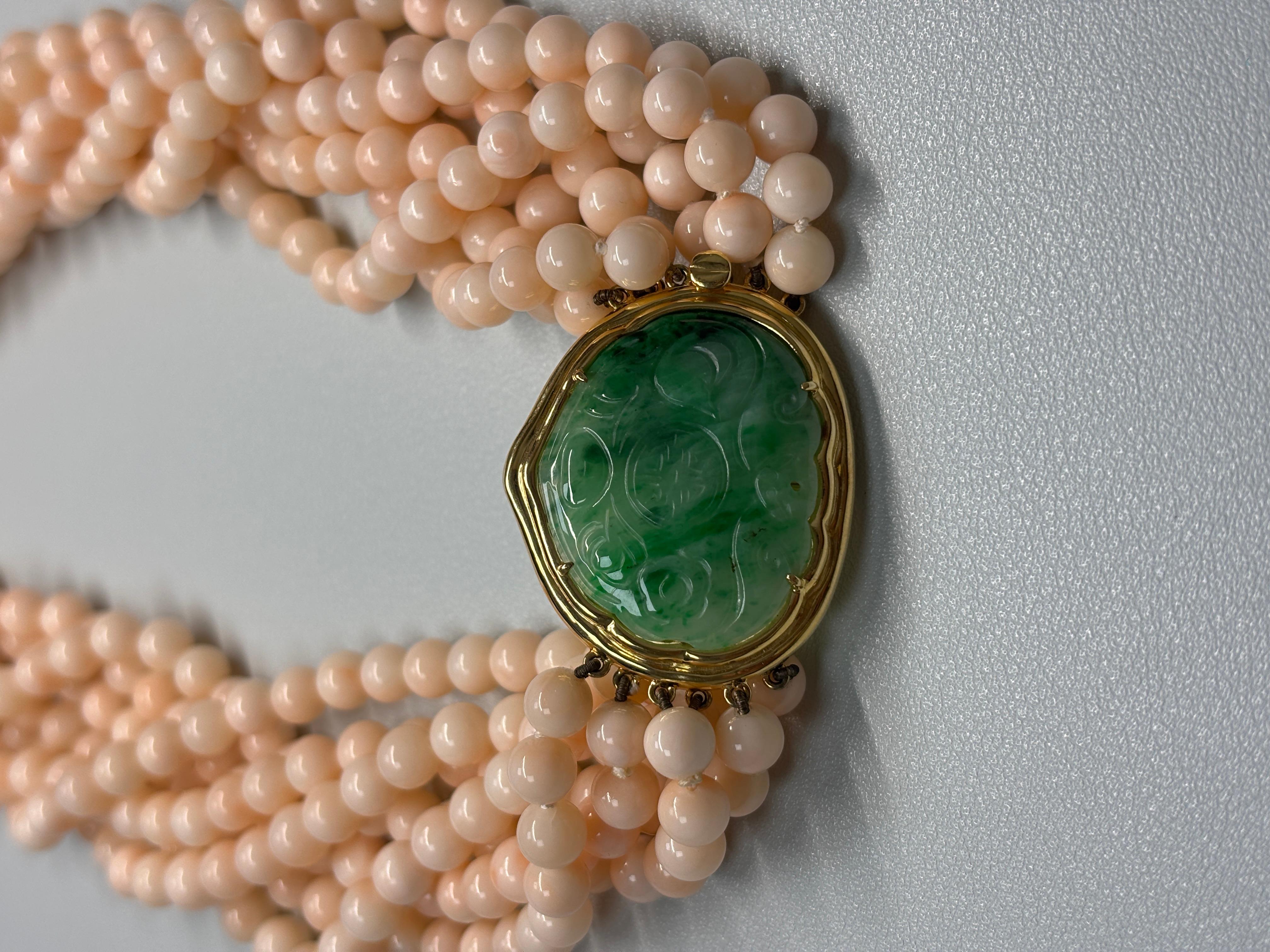 Natürliche Korallenperlen-Halskette mit grüner Jade und Goldschließe (Ungeschliffen) im Angebot