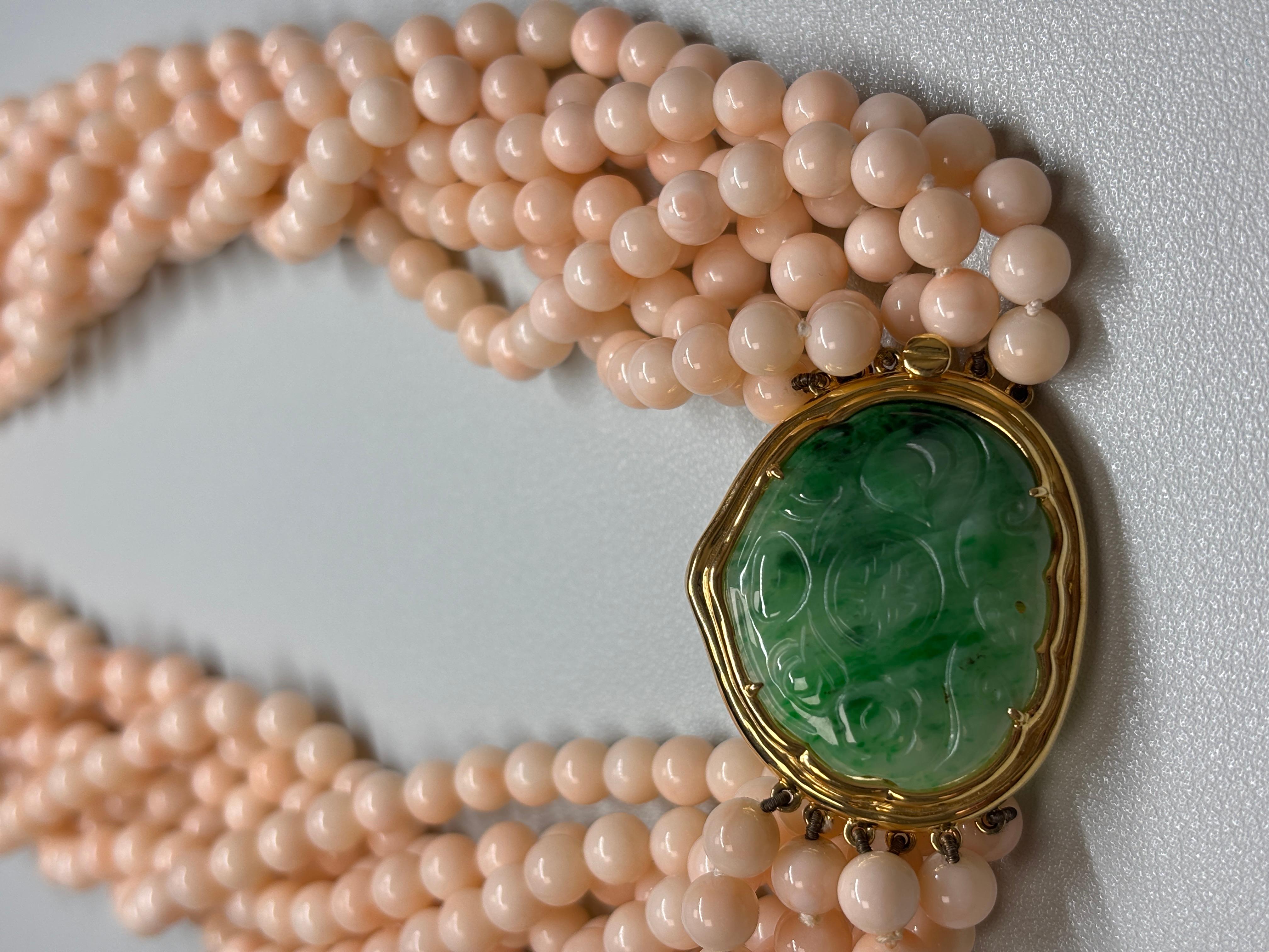 Natürliche Korallenperlen-Halskette mit grüner Jade und Goldschließe im Zustand „Neu“ im Angebot in Hong Kong, HK