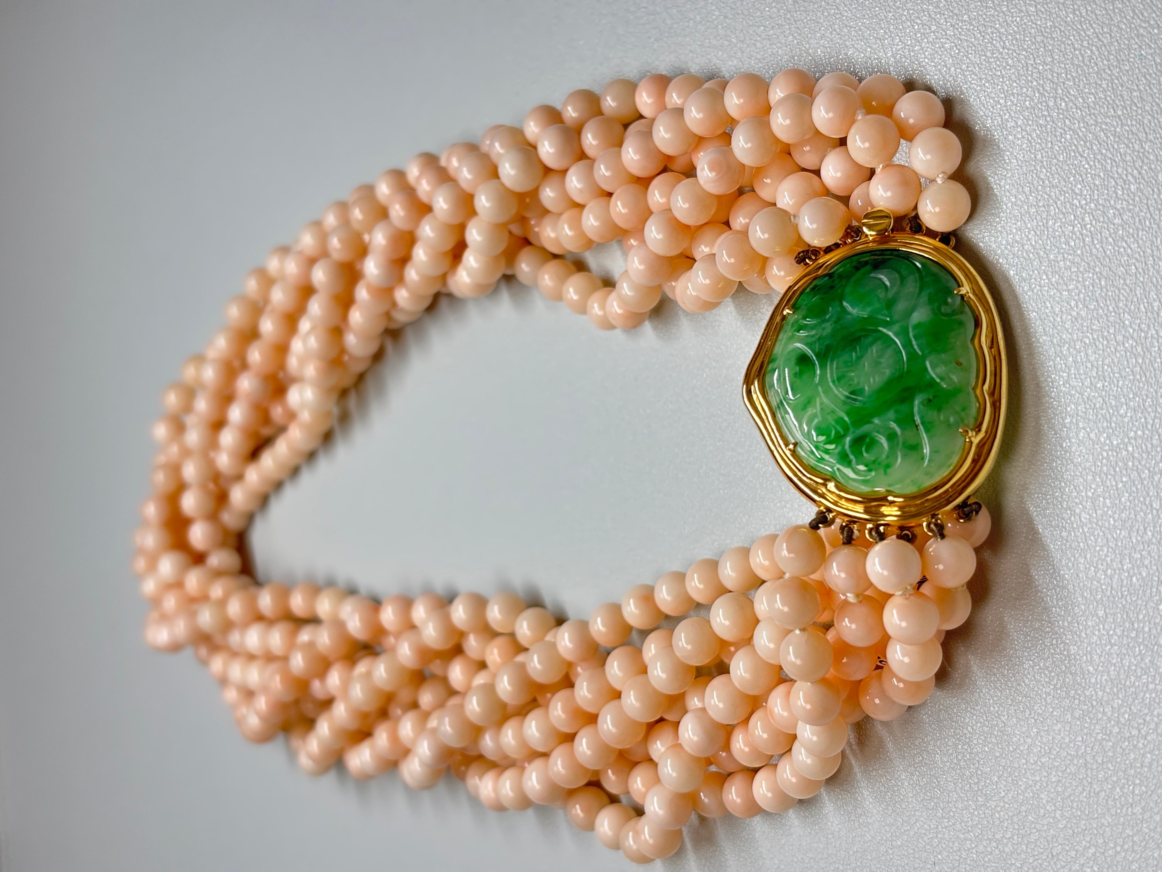 Natürliche Korallenperlen-Halskette mit grüner Jade und Goldschließe Damen im Angebot