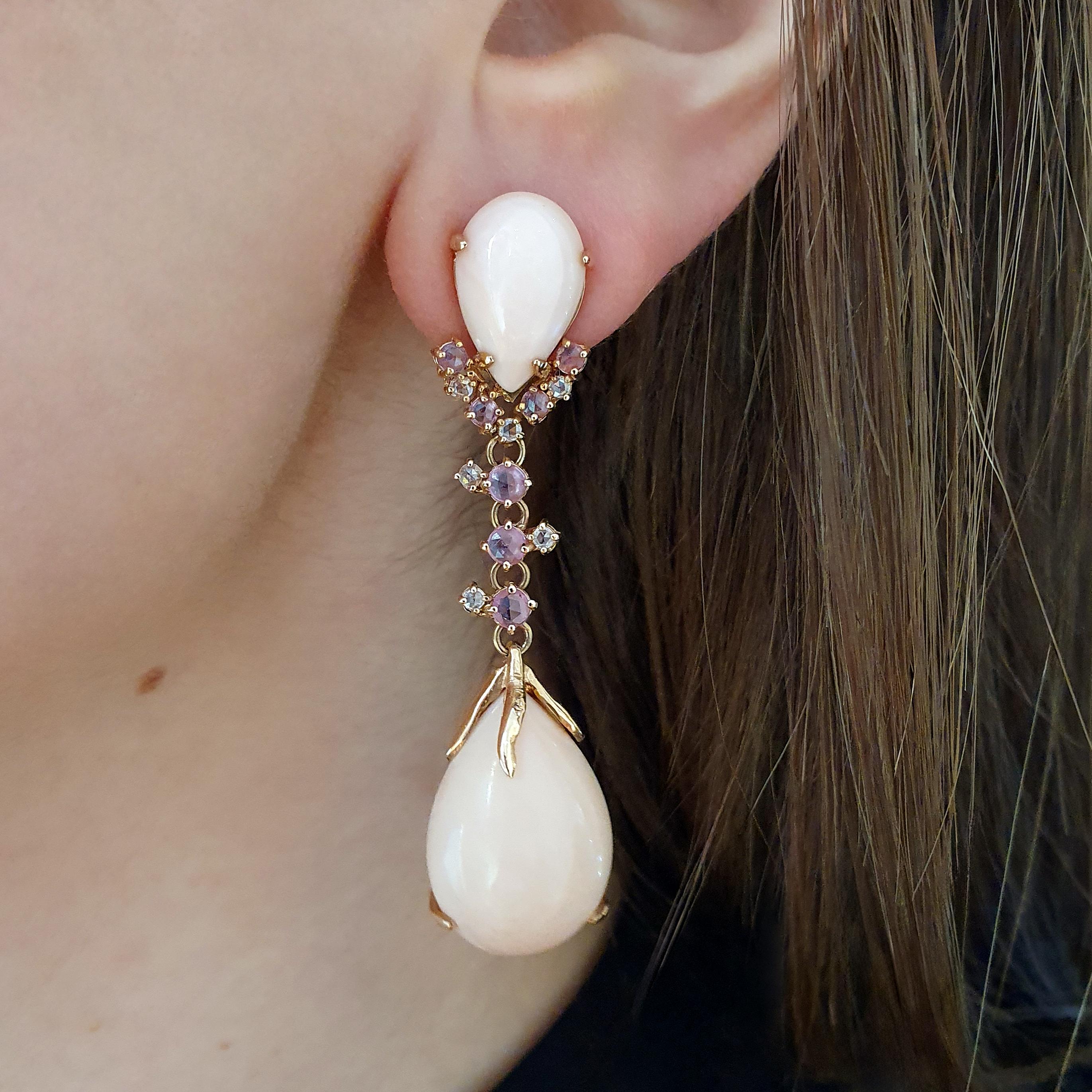 Orecchini in corallo naturale con zaffiro e diamante in oro 18 carati in vendita 1