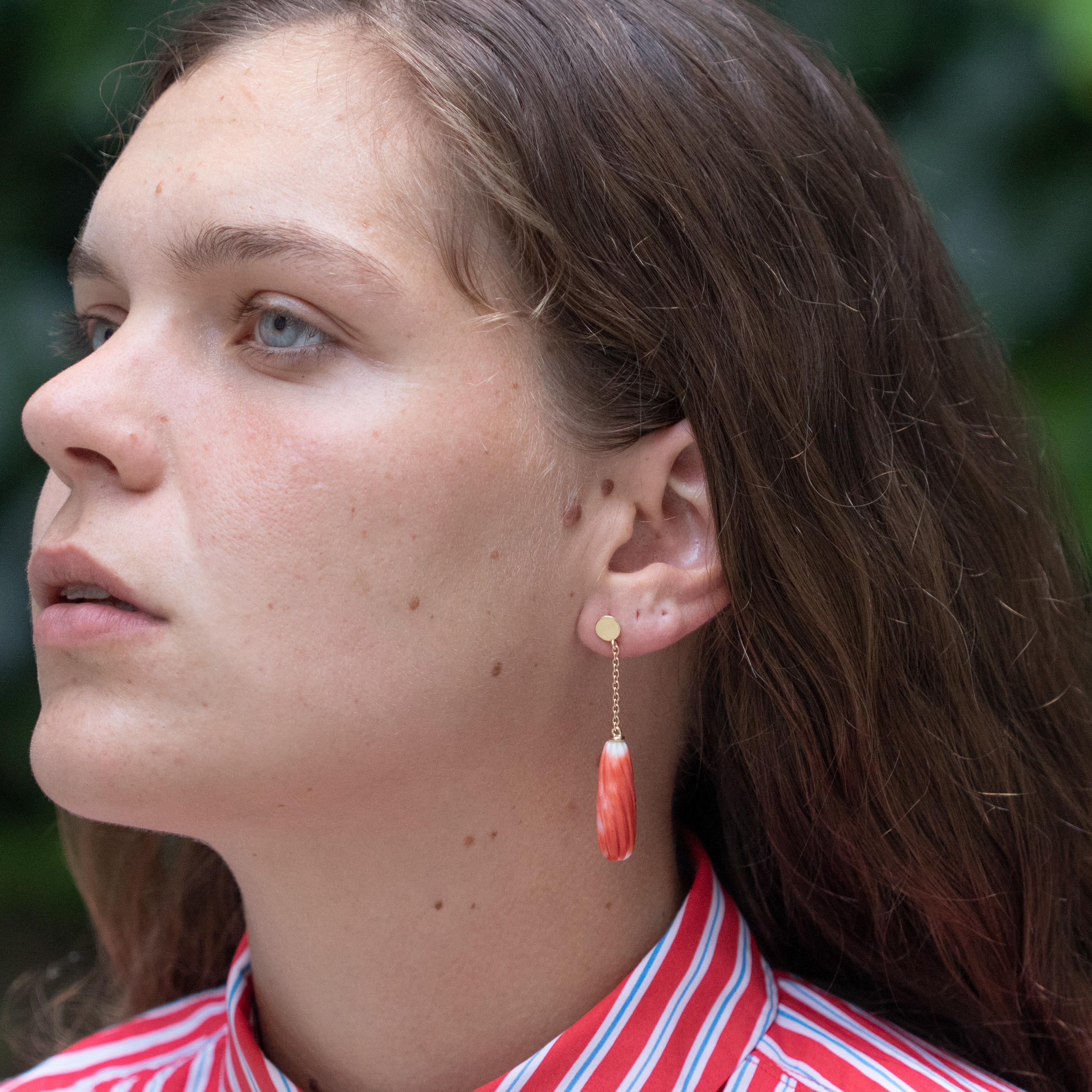 Intini Jewels Natürliche Koralle geschnitzte Tränen 18 Karat Gold Kette Lange kühne Ohrringe (Arts and Crafts) im Angebot