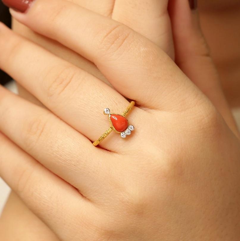 Natural Coral & Diamond Ring in 18k gold In New Condition For Sale In jaipur, IN