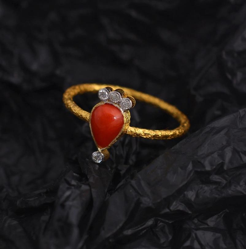Natural Coral & Diamond Ring in 18k gold For Sale 1