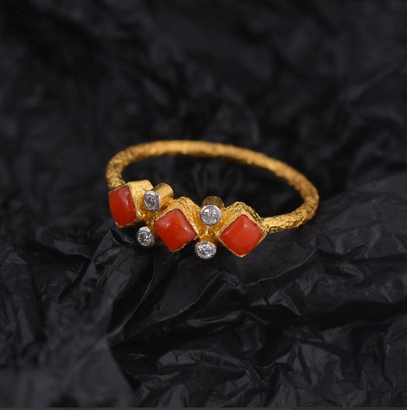 Natural Coral & Diamond Ring in 18k gold For Sale 1